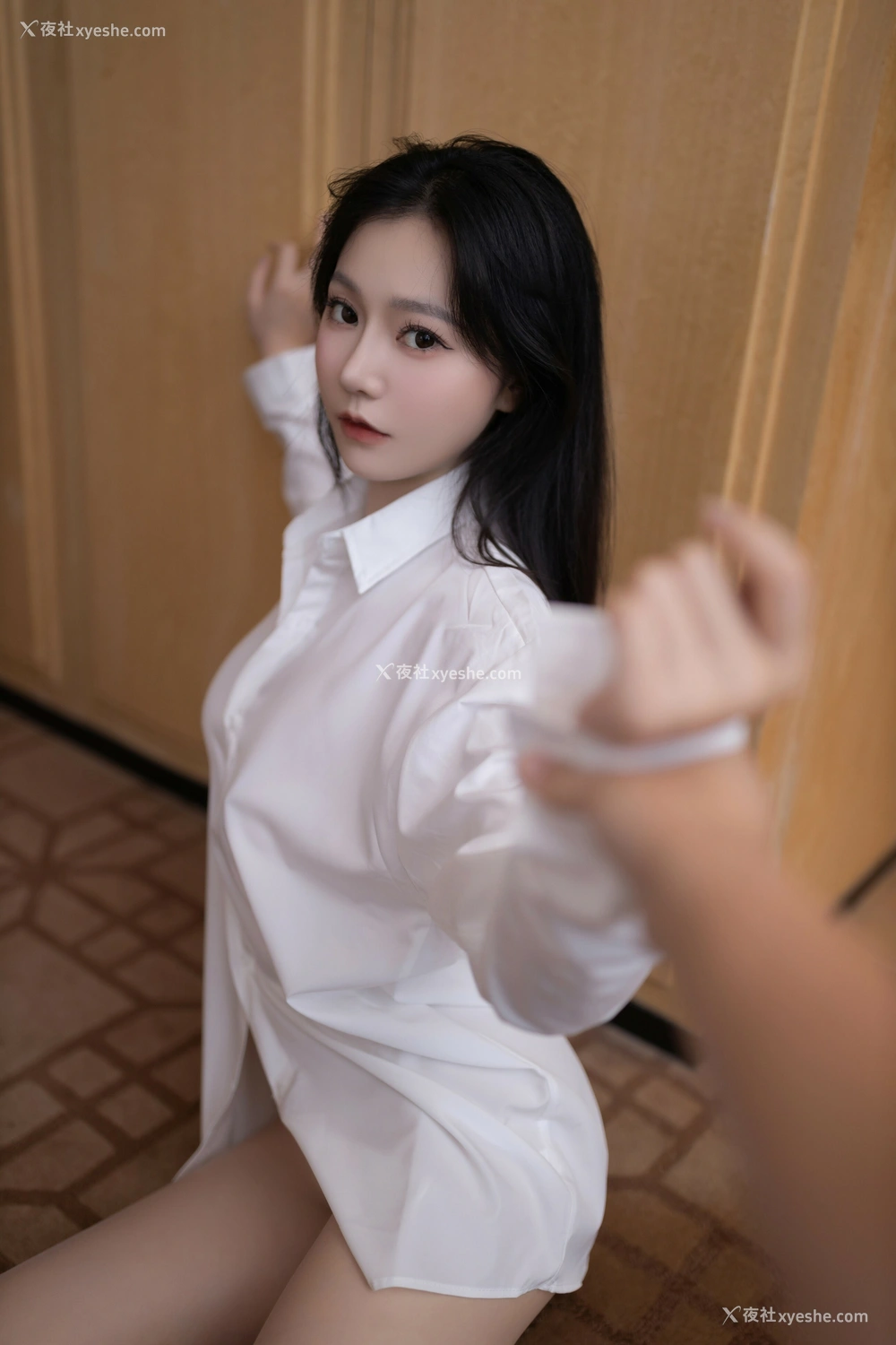 1P - 秀人网 美女名模 安然anran – 内购无水印《红底白高跟肉丝白衬衫》 [94P]