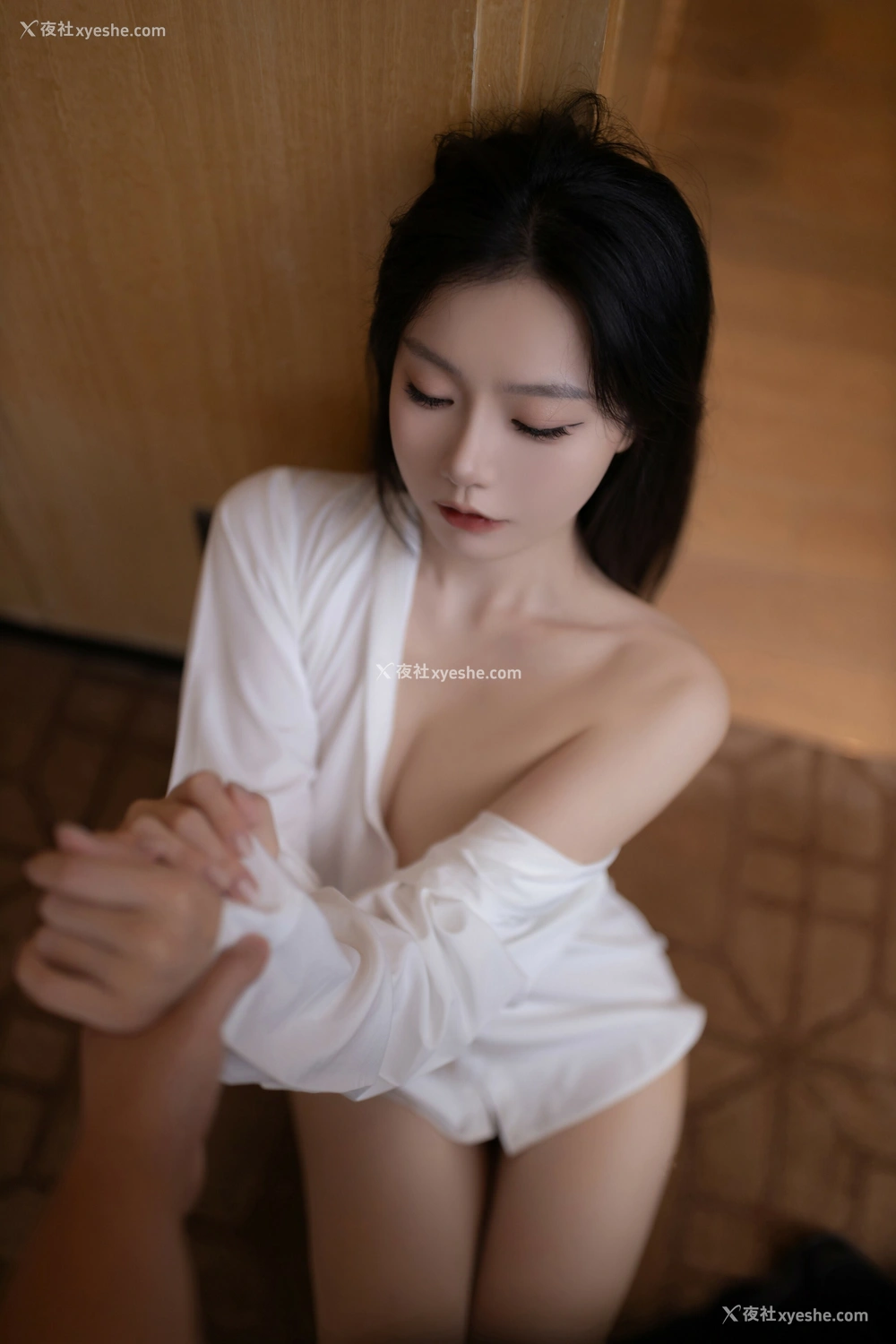 1P - 秀人网 美女名模 安然anran – 内购无水印《红底白高跟肉丝白衬衫》 [94P]