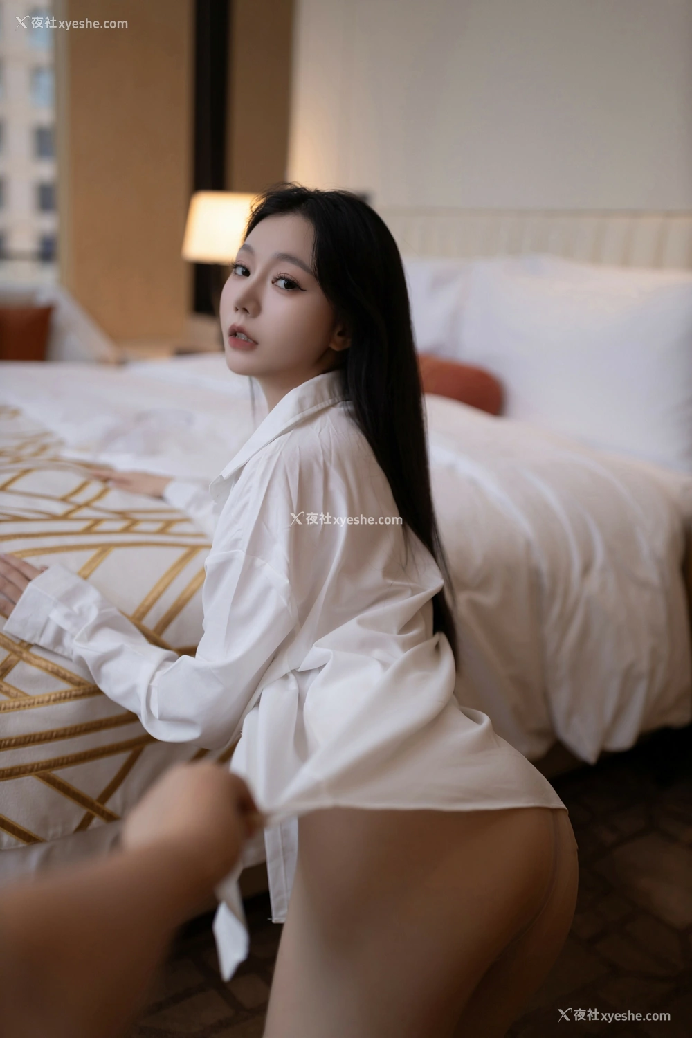 1P - 秀人网 美女名模 安然anran – 内购无水印《红底白高跟肉丝白衬衫》 [94P]