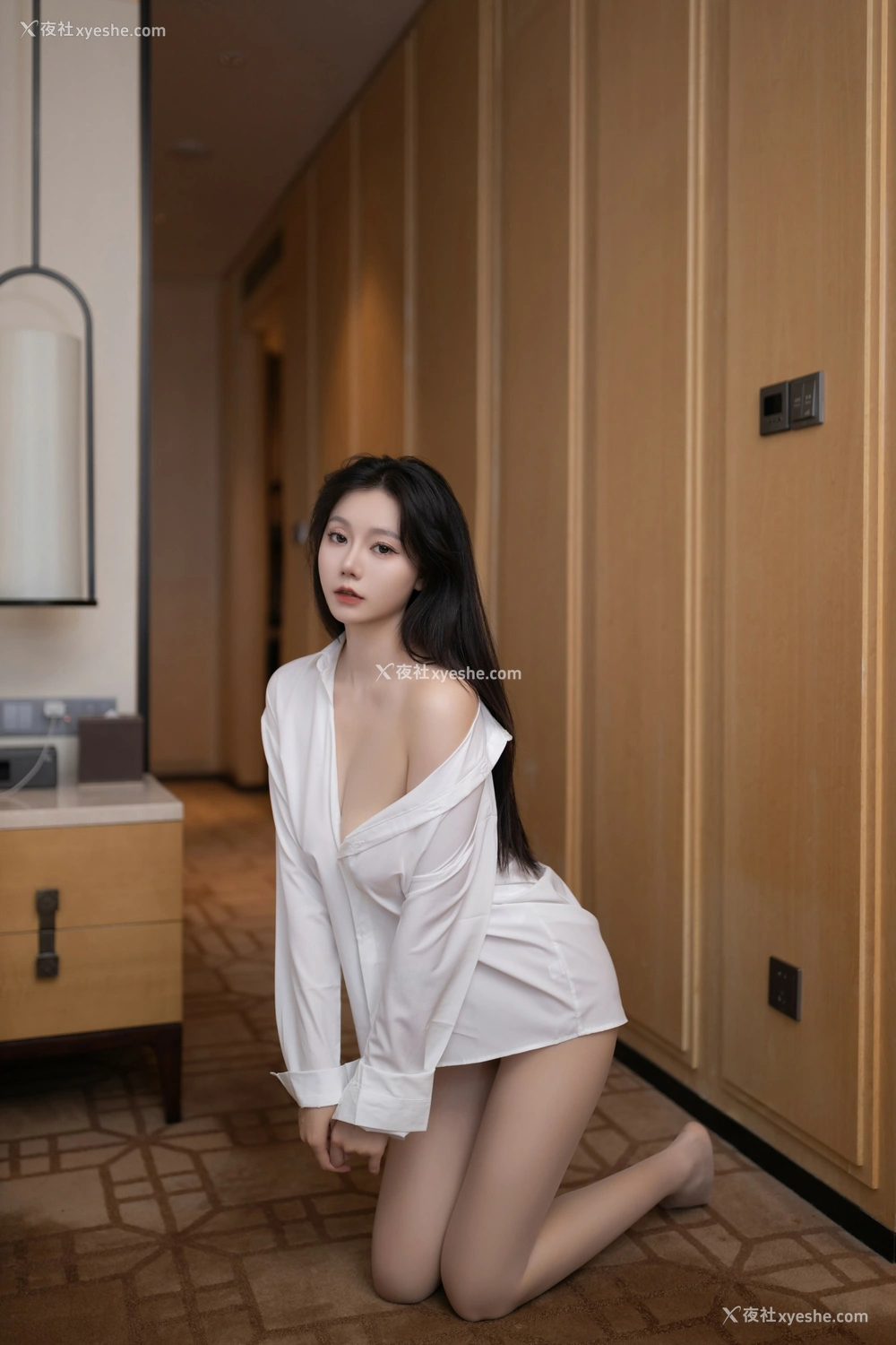 1P - 秀人网 美女名模 安然anran – 内购无水印《红底白高跟肉丝白衬衫》 [94P]