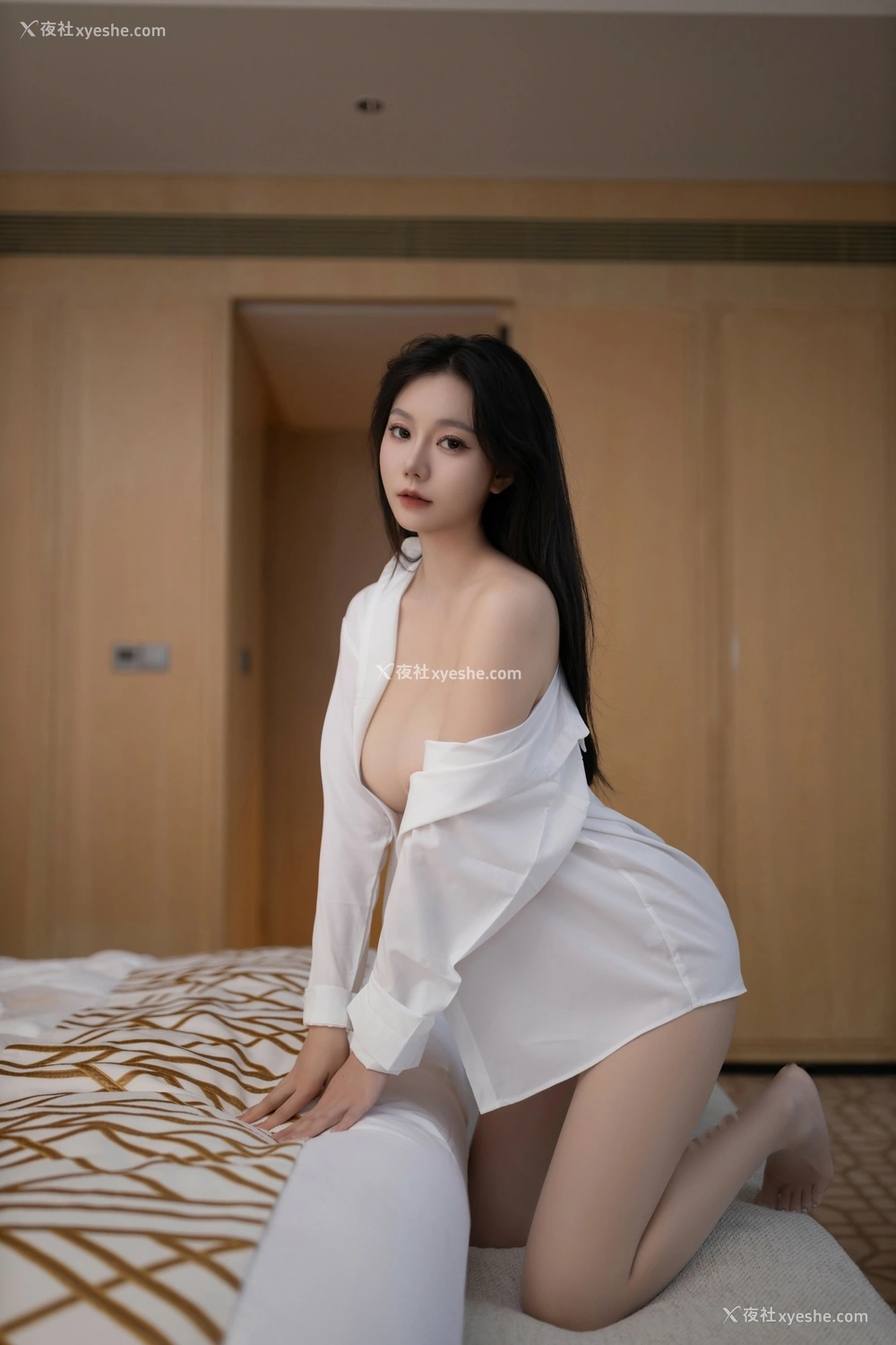 1P - 秀人网 美女名模 安然anran – 内购无水印《红底白高跟肉丝白衬衫》 [94P]