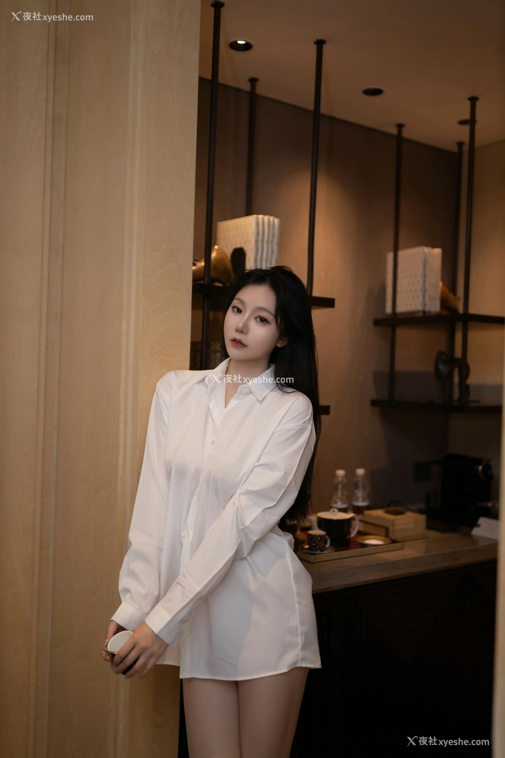 1P - 秀人网 美女名模 安然anran – 内购无水印《红底白高跟肉丝白衬衫》 [94P]