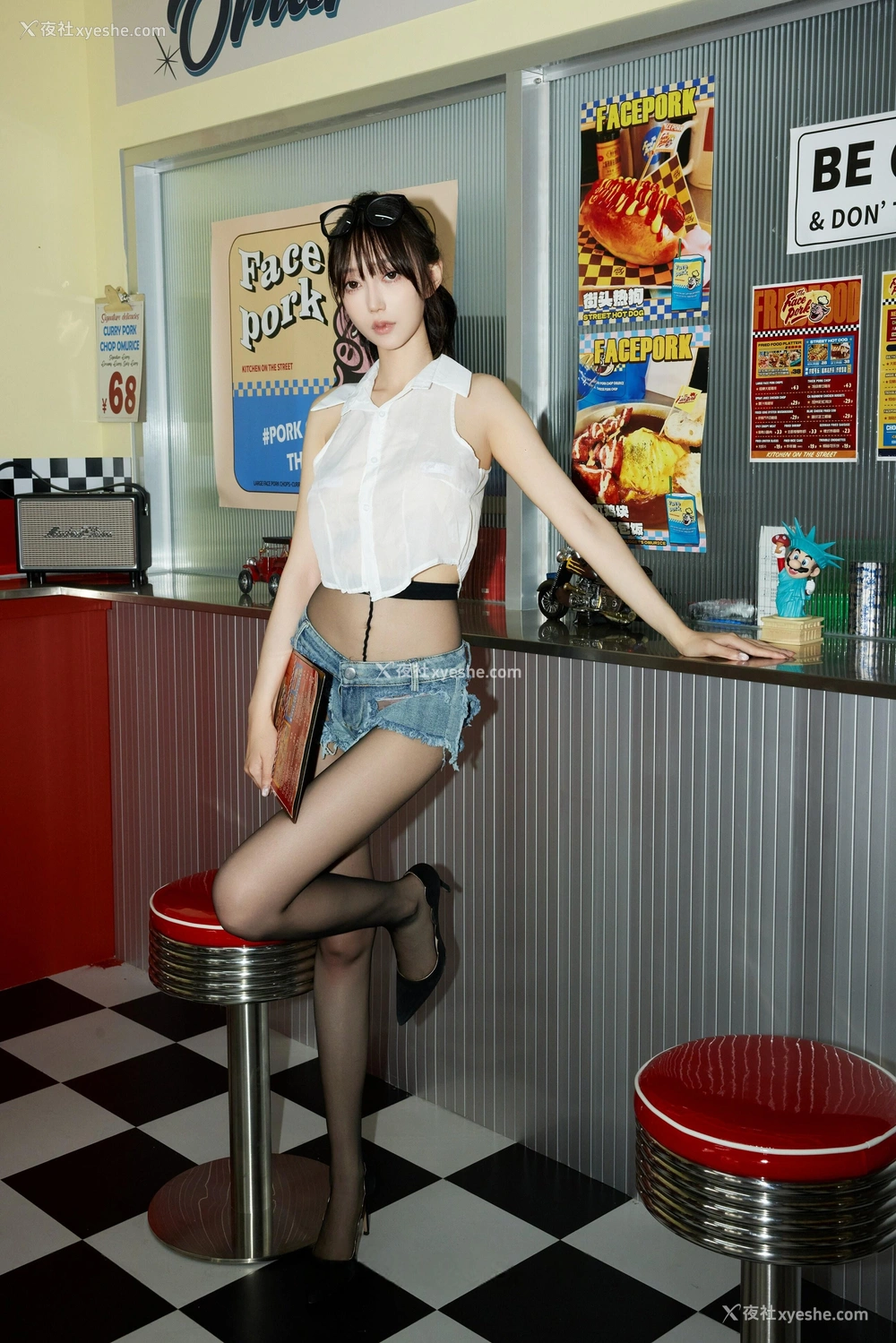 1P - 秀人网 美女名模 玥儿玥er – 内购无水印《美式服务生》 [94P]