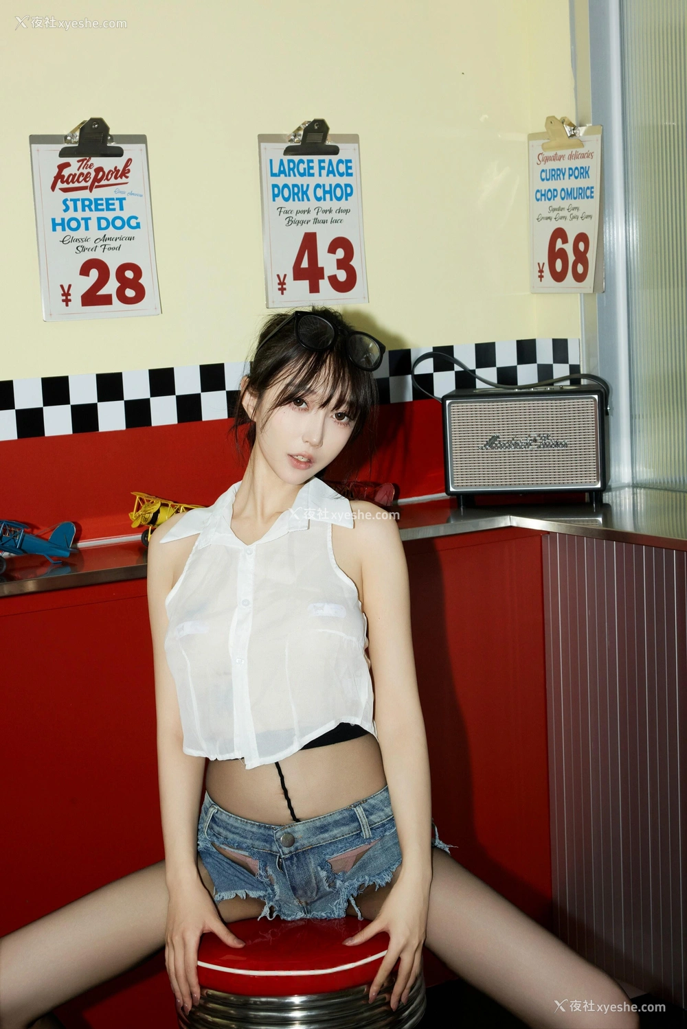 1P - 秀人网 美女名模 玥儿玥er – 内购无水印《美式服务生》 [94P]