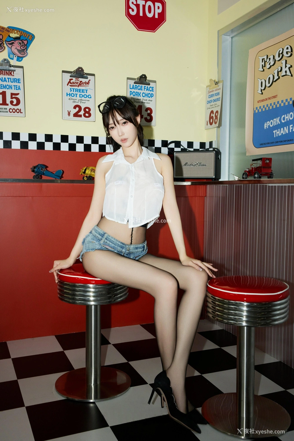 1P - 秀人网 美女名模 玥儿玥er – 内购无水印《美式服务生》 [94P]