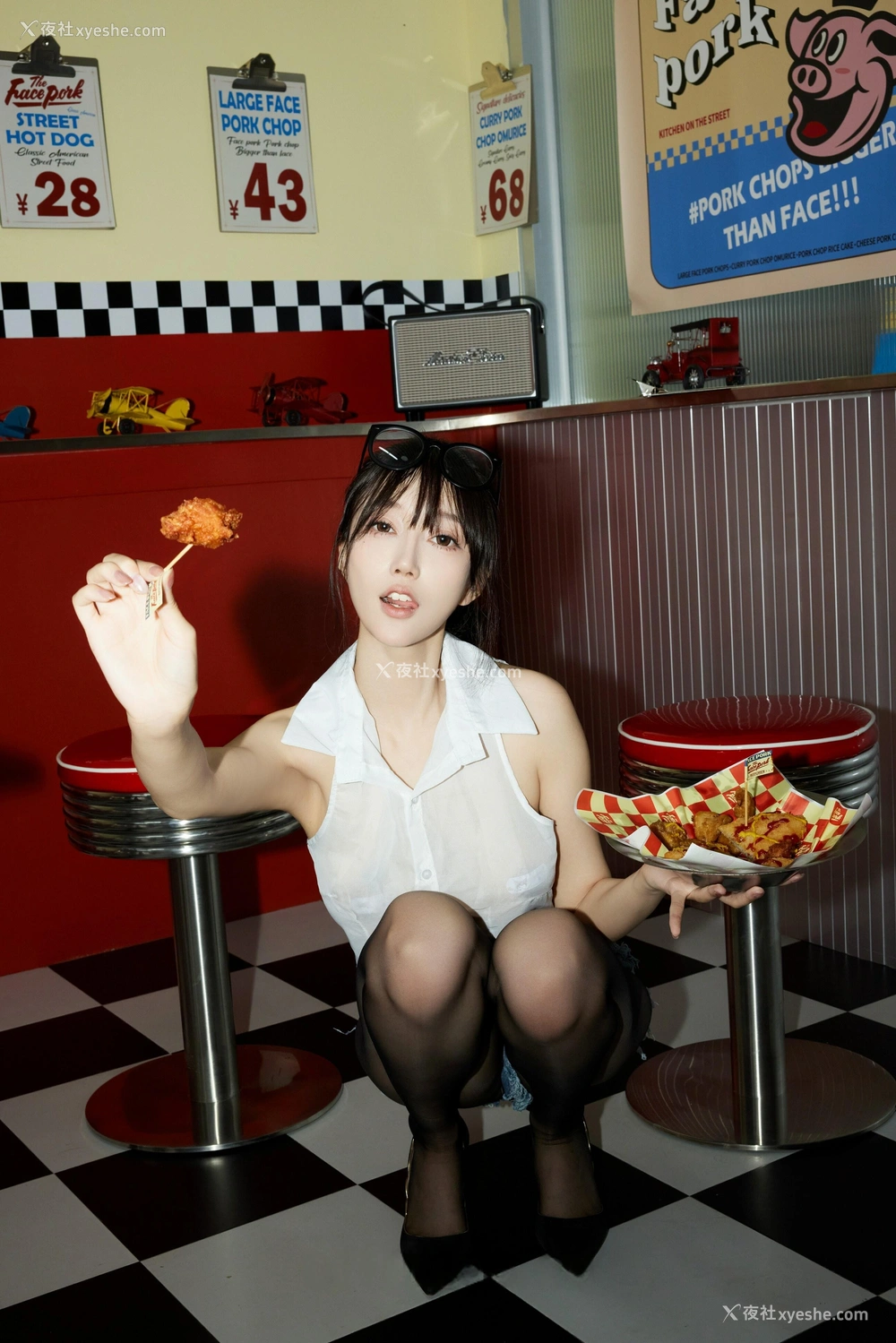 1P - 秀人网 美女名模 玥儿玥er – 内购无水印《美式服务生》 [94P]