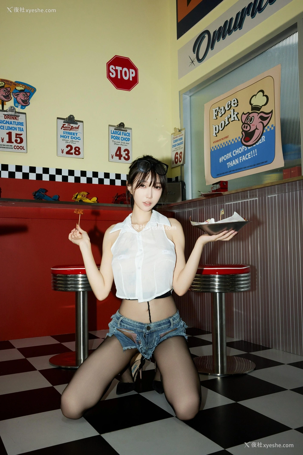 1P - 秀人网 美女名模 玥儿玥er – 内购无水印《美式服务生》 [94P]