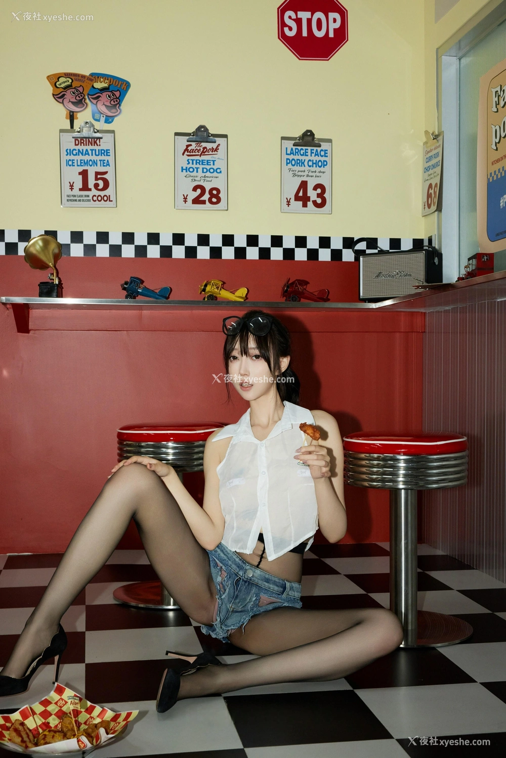 1P - 秀人网 美女名模 玥儿玥er – 内购无水印《美式服务生》 [94P]