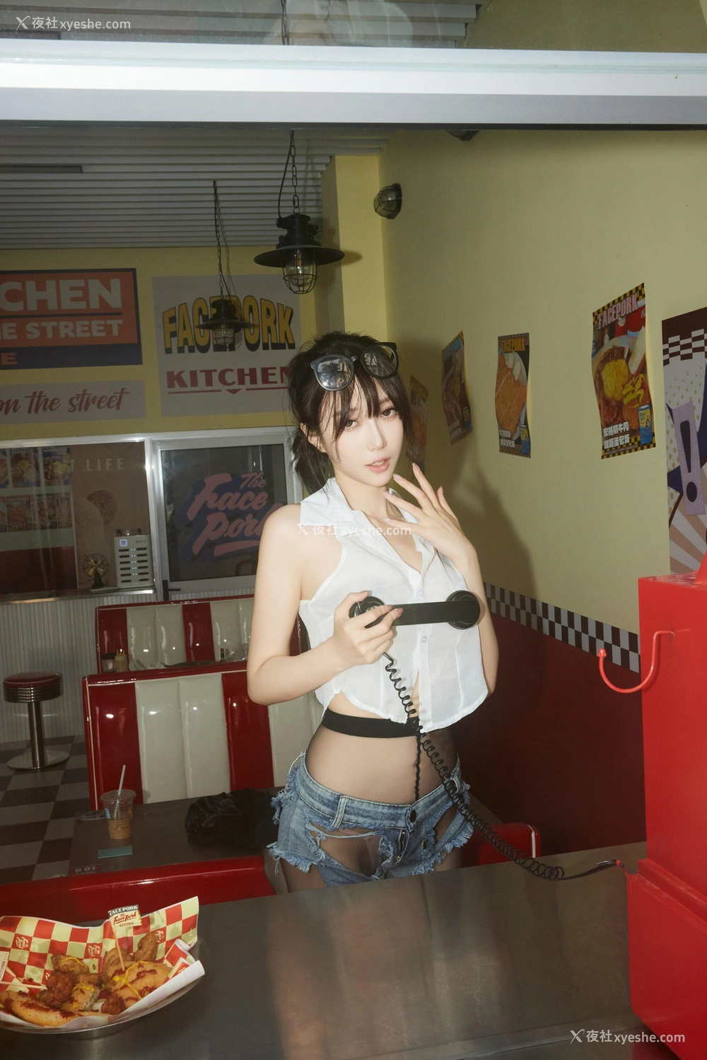 1P - 秀人网 美女名模 玥儿玥er – 内购无水印《美式服务生》 [94P]