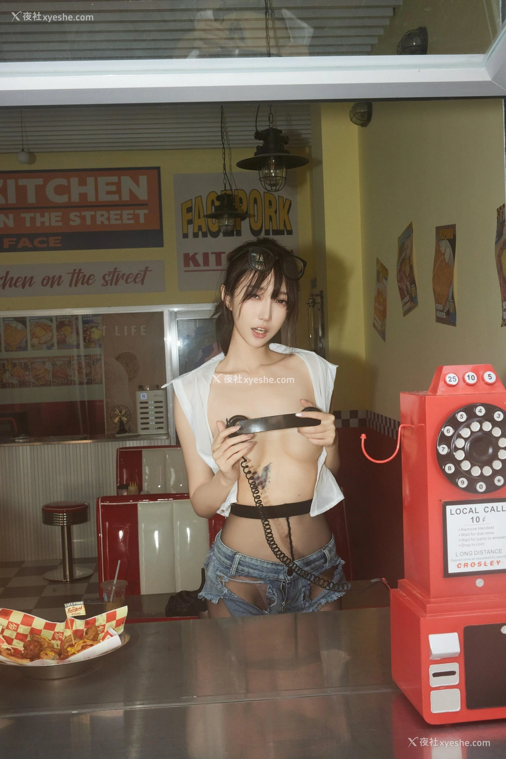 1P - 秀人网 美女名模 玥儿玥er – 内购无水印《美式服务生》 [94P]