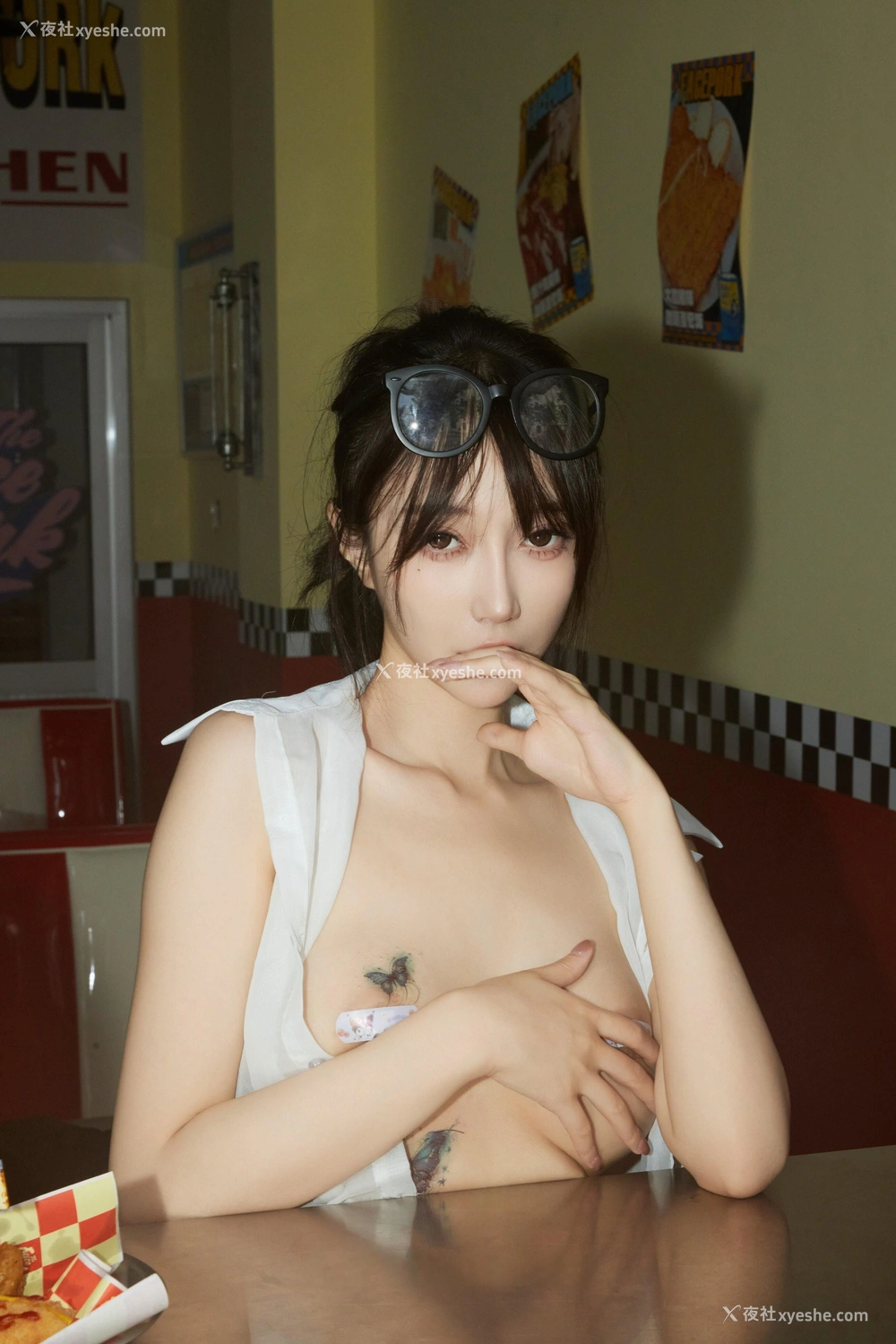 1P - 秀人网 美女名模 玥儿玥er – 内购无水印《美式服务生》 [94P]