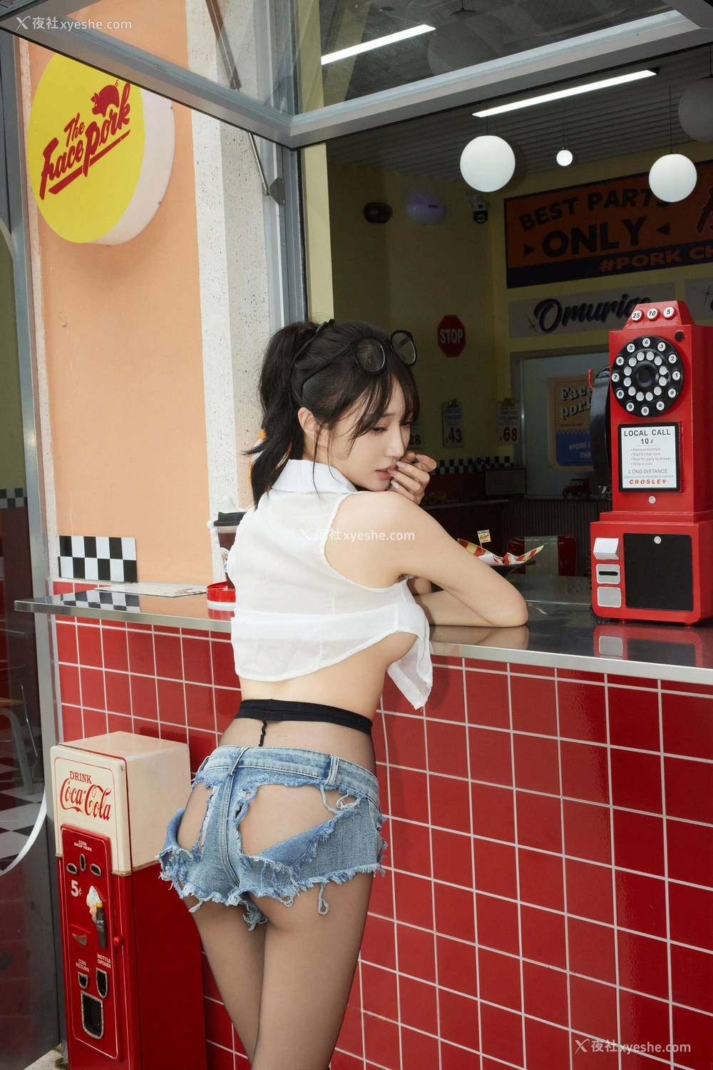 1P - 秀人网 美女名模 玥儿玥er – 内购无水印《美式服务生》 [94P]