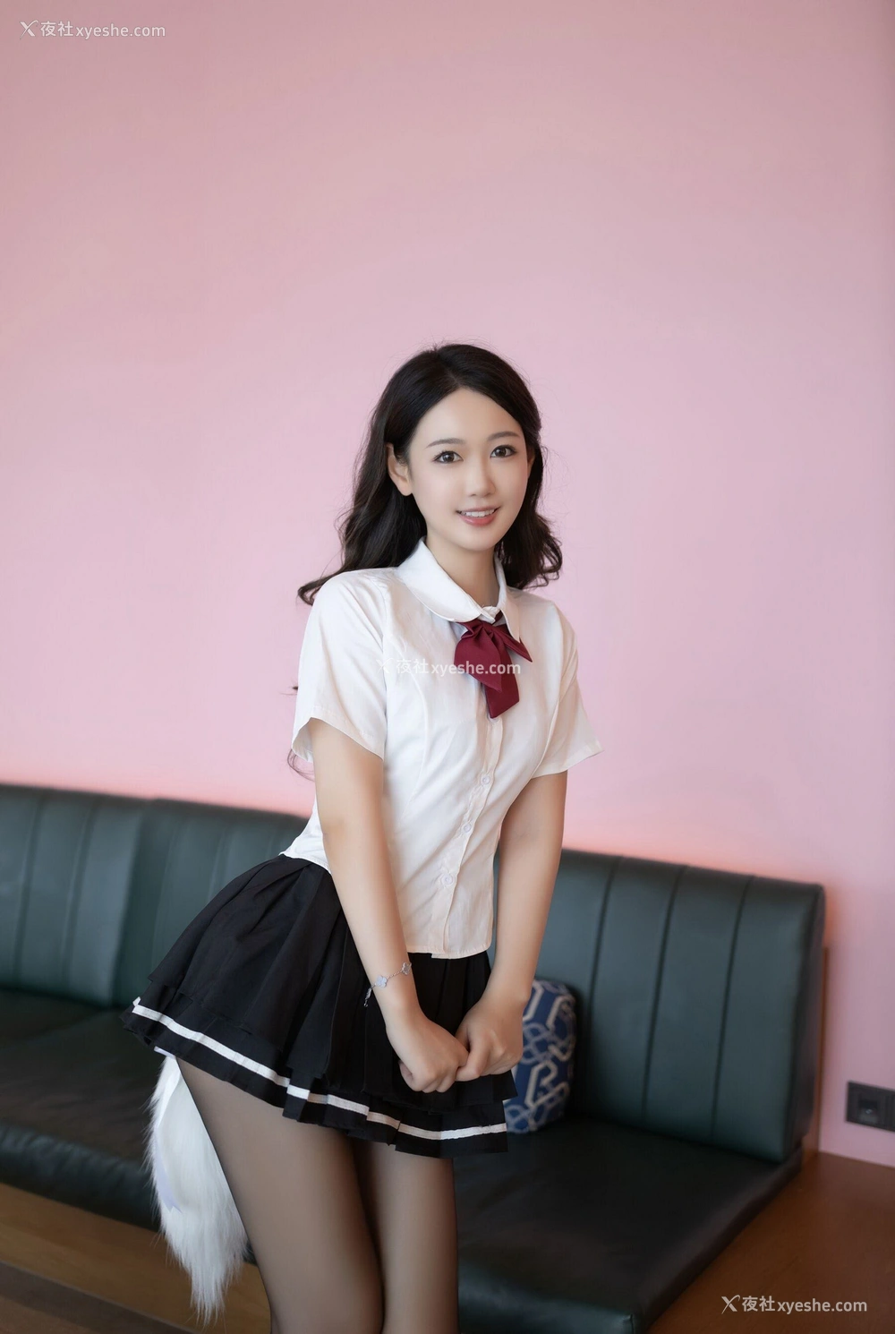 1P - 秀人网 美女名模 唐安琪 – 内购无水印完整版《红底黑高魅惑狐尾开档黑丝》 [94P]