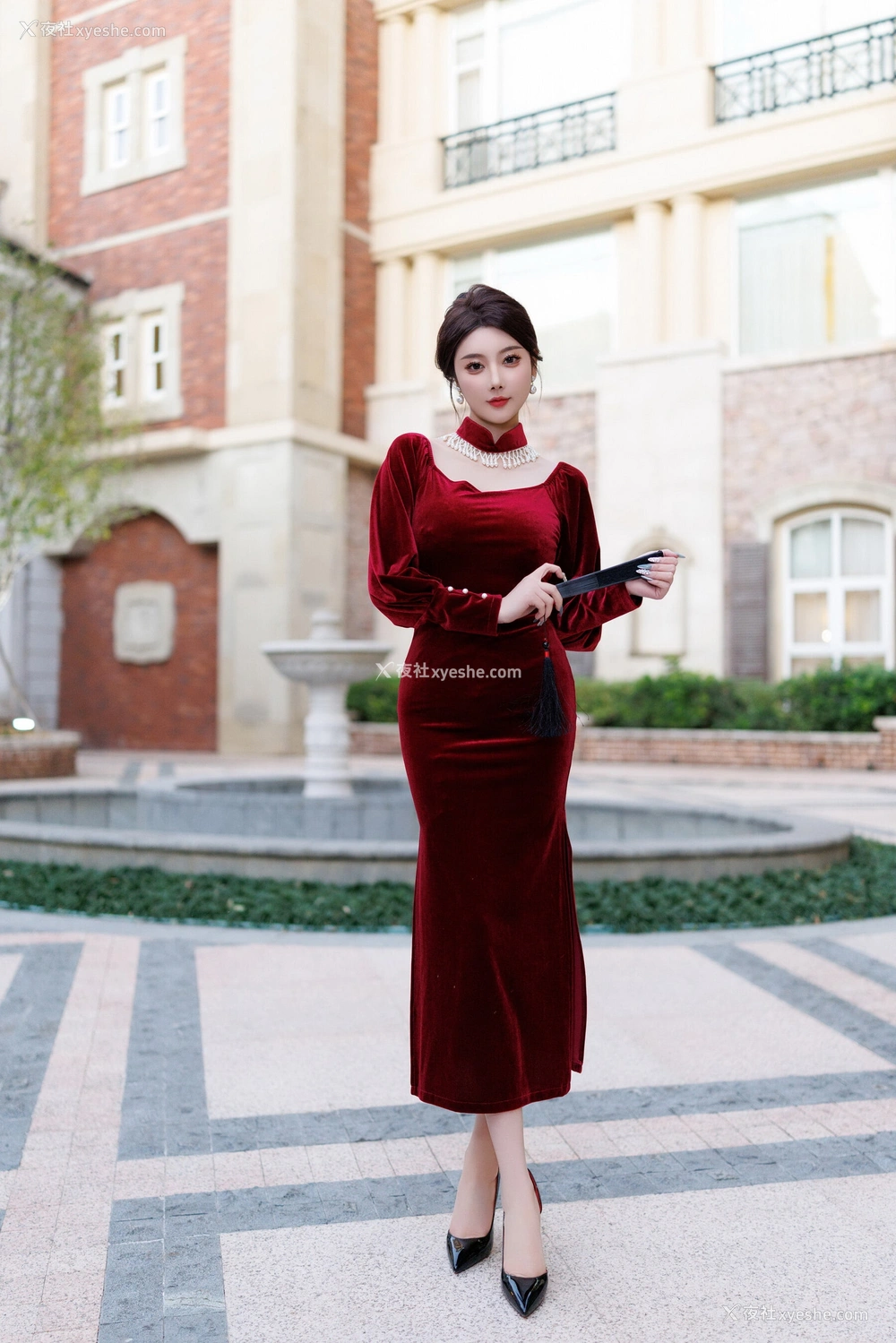 1P - 秀人网 美女名模 杨晨晨 – 内购无水印《红底黑高黑丝紫绛贵妇长裙》 [117P]
