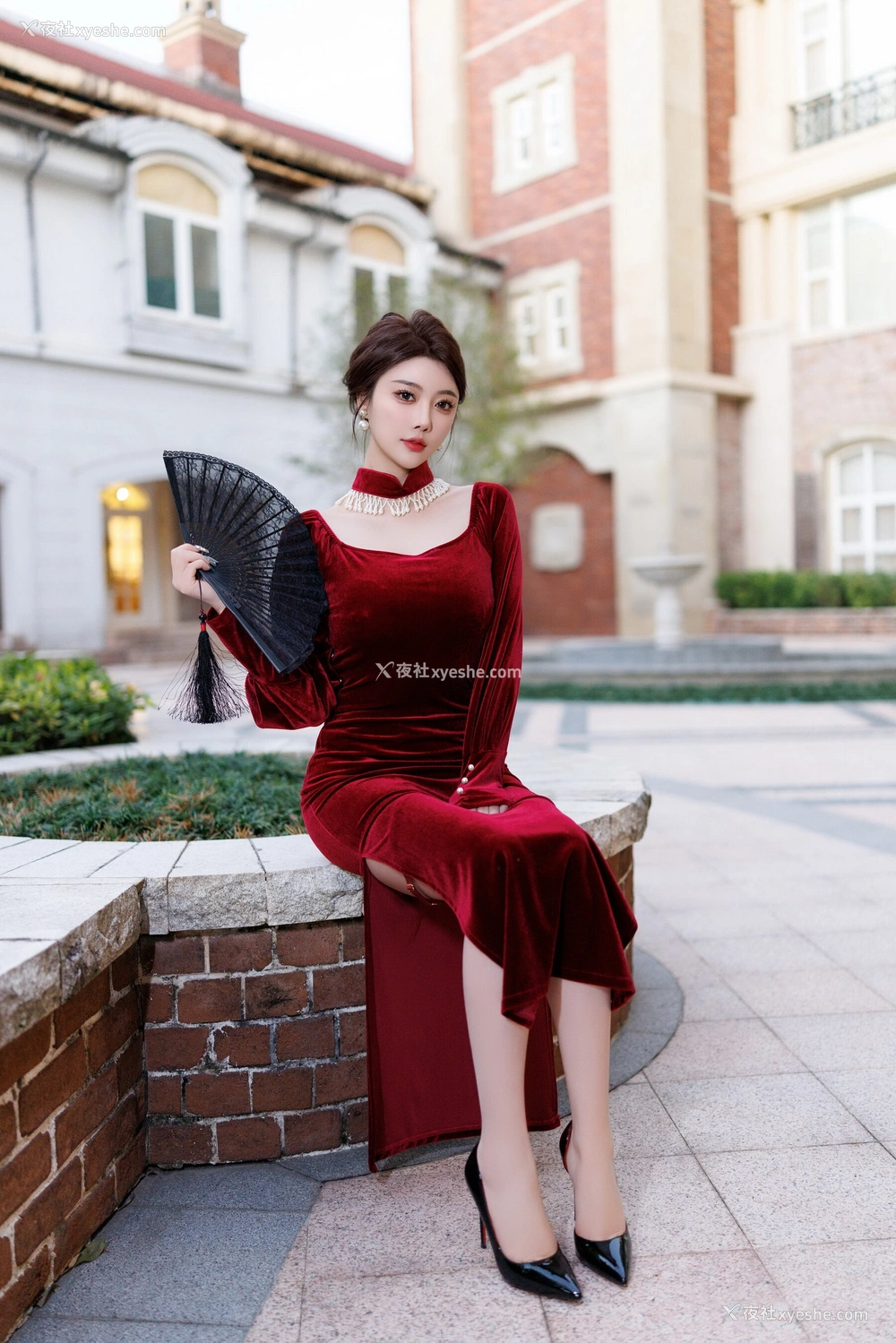 1P - 秀人网 美女名模 杨晨晨 – 内购无水印《红底黑高黑丝紫绛贵妇长裙》 [117P]