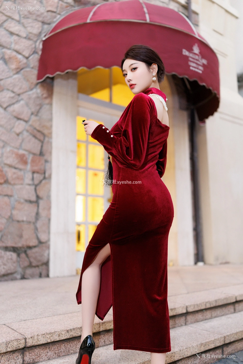 1P - 秀人网 美女名模 杨晨晨 – 内购无水印《红底黑高黑丝紫绛贵妇长裙》 [117P]