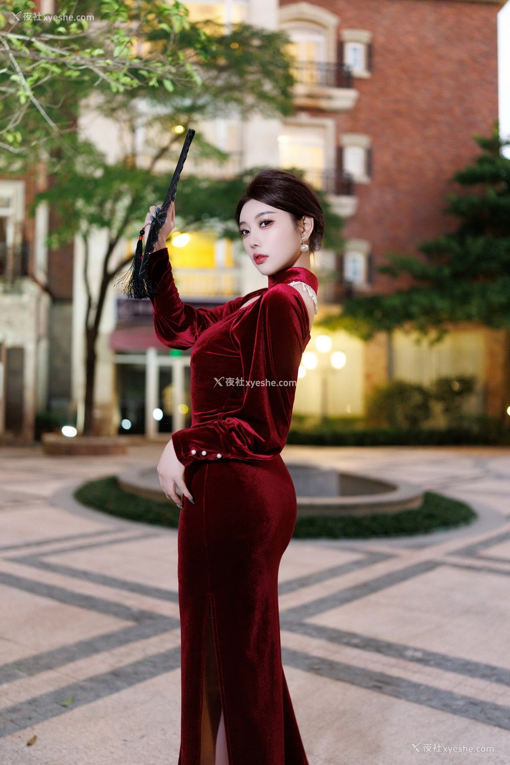 1P - 秀人网 美女名模 杨晨晨 – 内购无水印《红底黑高黑丝紫绛贵妇长裙》 [117P]