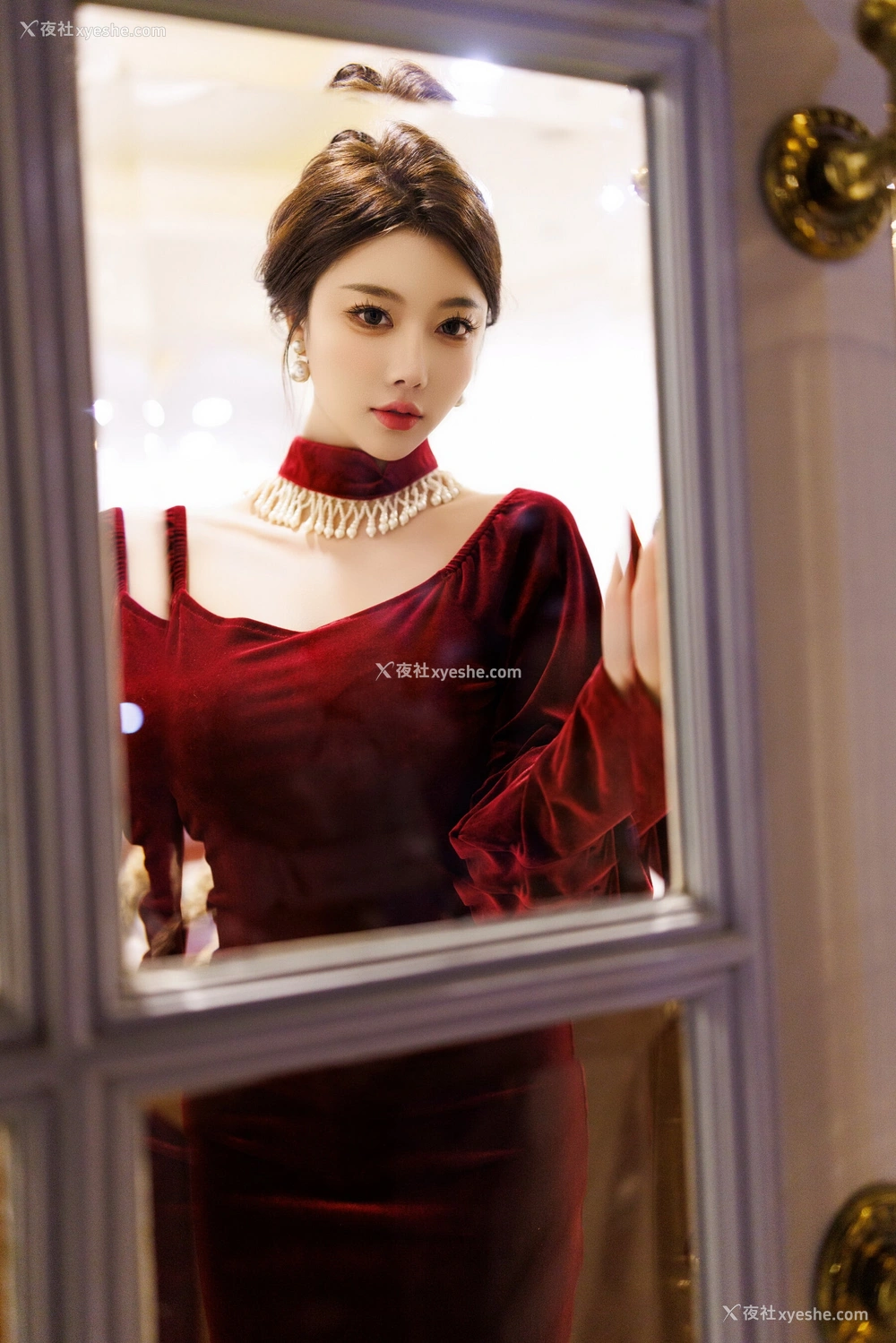 1P - 秀人网 美女名模 杨晨晨 – 内购无水印《红底黑高黑丝紫绛贵妇长裙》 [117P]