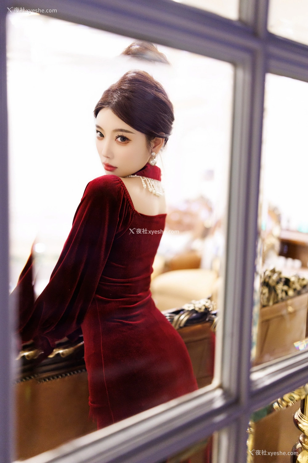 1P - 秀人网 美女名模 杨晨晨 – 内购无水印《红底黑高黑丝紫绛贵妇长裙》 [117P]