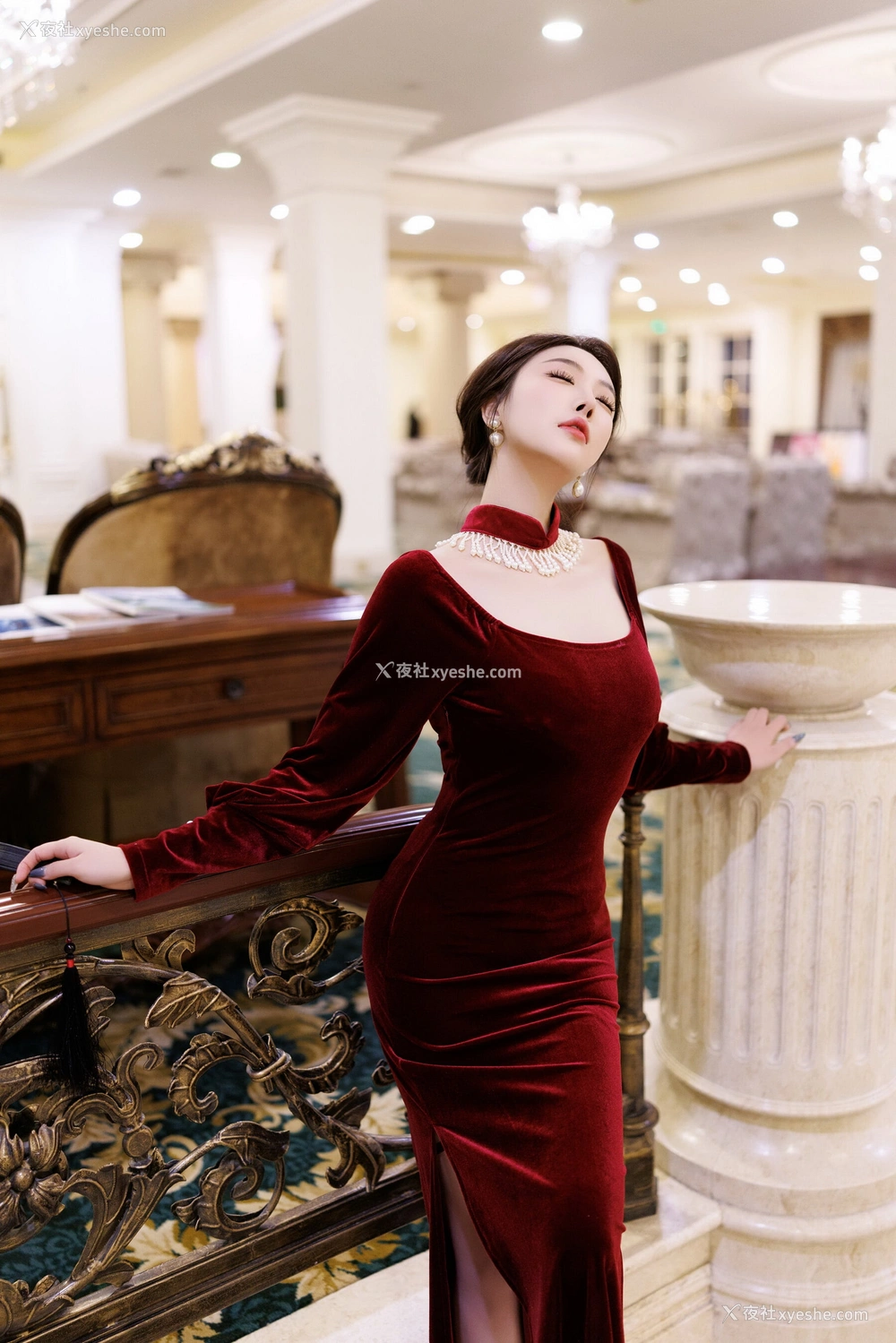 1P - 秀人网 美女名模 杨晨晨 – 内购无水印《红底黑高黑丝紫绛贵妇长裙》 [117P]
