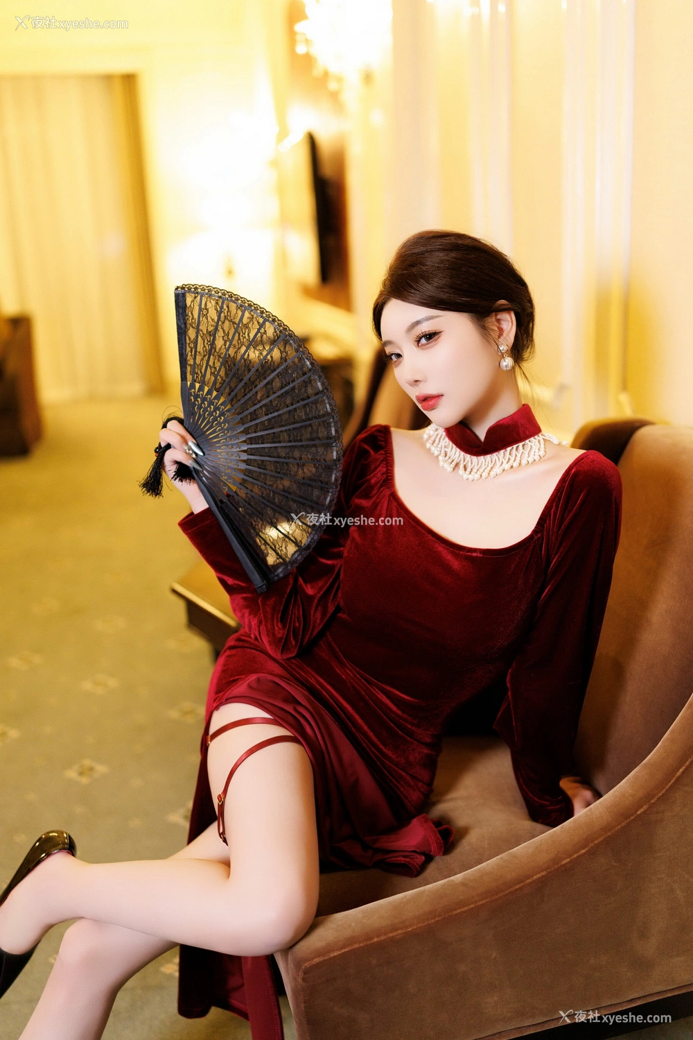 1P - 秀人网 美女名模 杨晨晨 – 内购无水印《红底黑高黑丝紫绛贵妇长裙》 [117P]