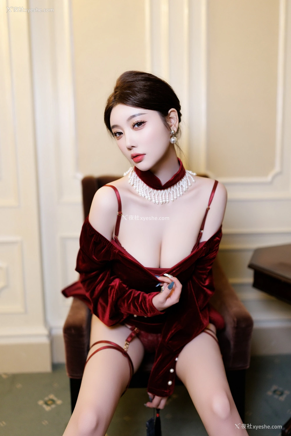 1P - 秀人网 美女名模 杨晨晨 – 内购无水印《红底黑高黑丝紫绛贵妇长裙》 [117P]