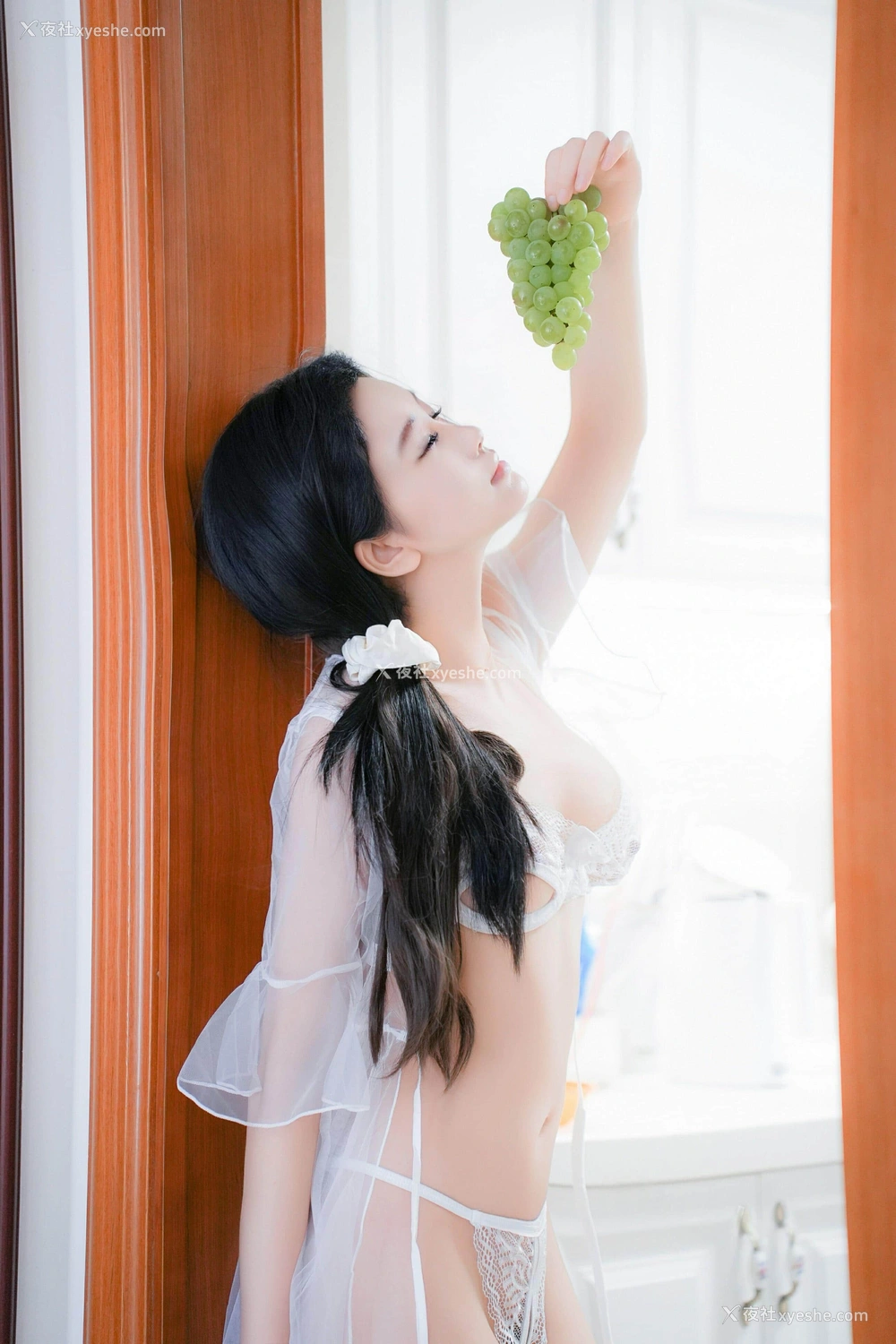 1P - 秀人网 新晋美模 于诺诺ise – 内购无水印《水果白丝美貌厨娘极致诱惑》 [96P]