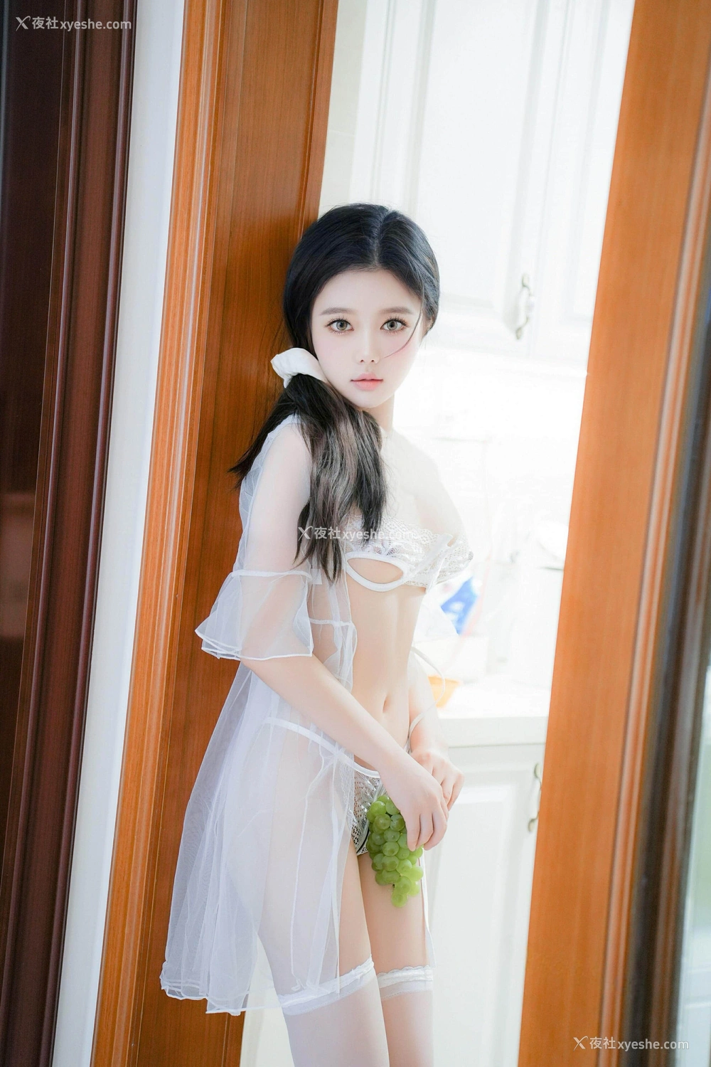 1P - 秀人网 新晋美模 于诺诺ise – 内购无水印《水果白丝美貌厨娘极致诱惑》 [96P]