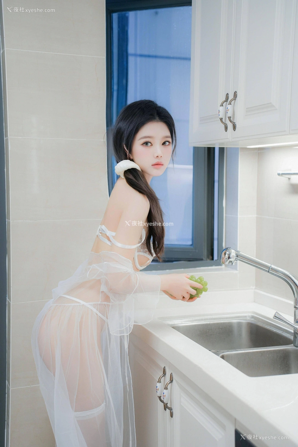 1P - 秀人网 新晋美模 于诺诺ise – 内购无水印《水果白丝美貌厨娘极致诱惑》 [96P]