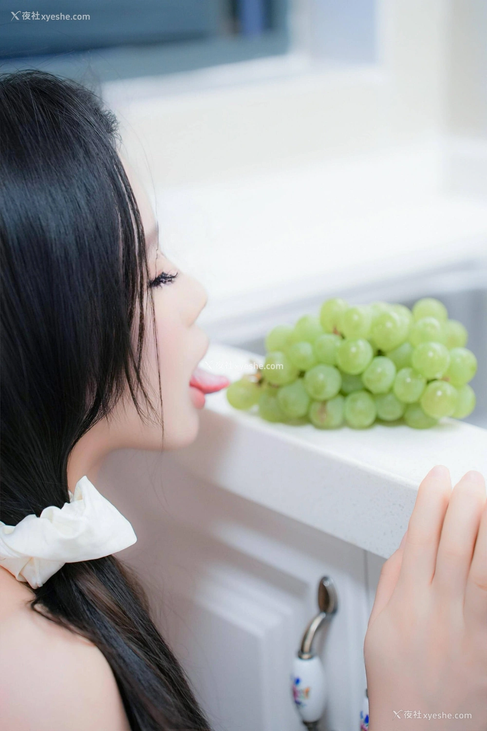 1P - 秀人网 新晋美模 于诺诺ise – 内购无水印《水果白丝美貌厨娘极致诱惑》 [96P]