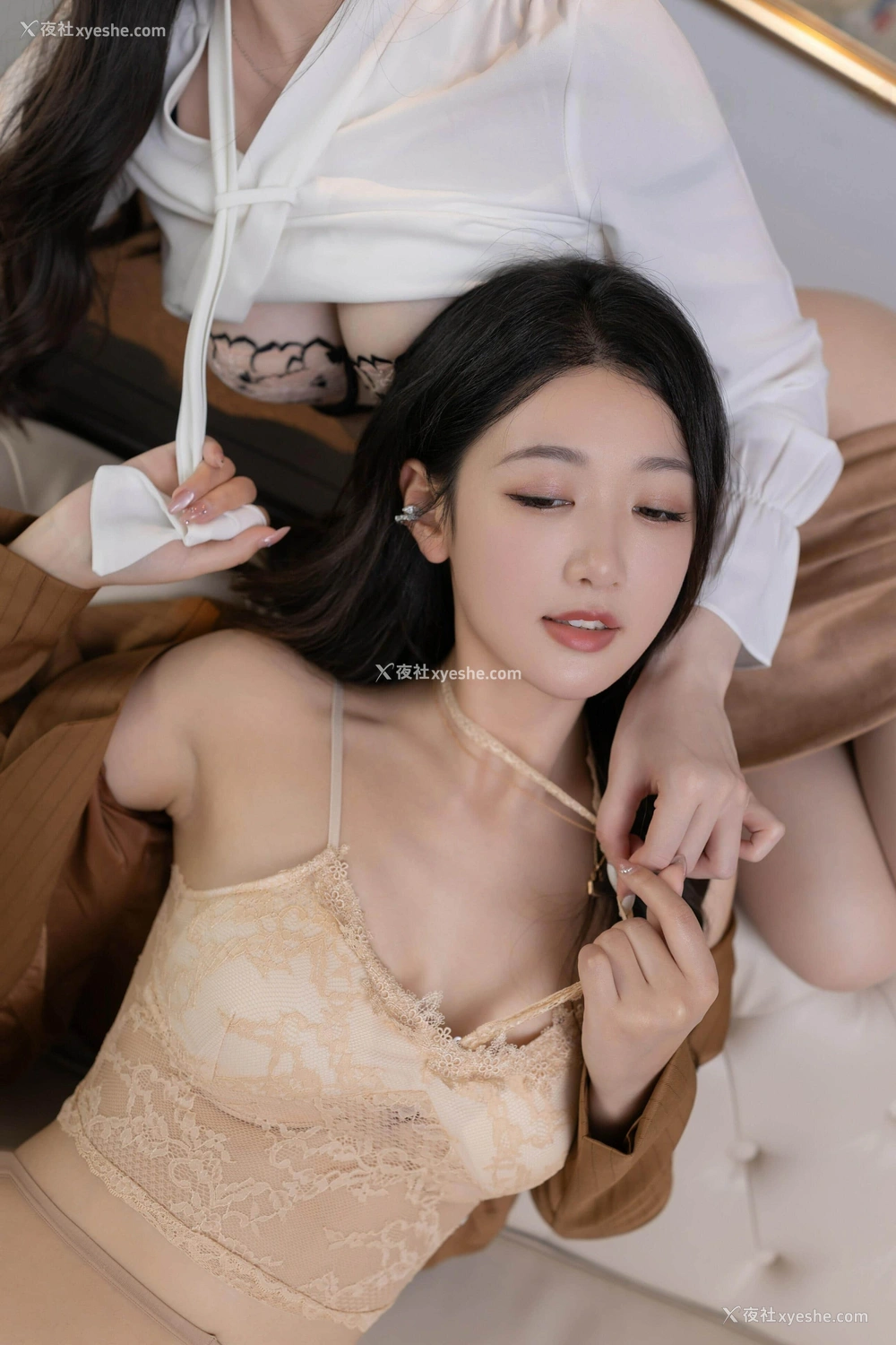 1P - 秀人网 美女名模 小逗逗 & 陆萱萱 & 唐安琪 – 内购无水印完整版《三美拉拉床上恣情》 [109P]