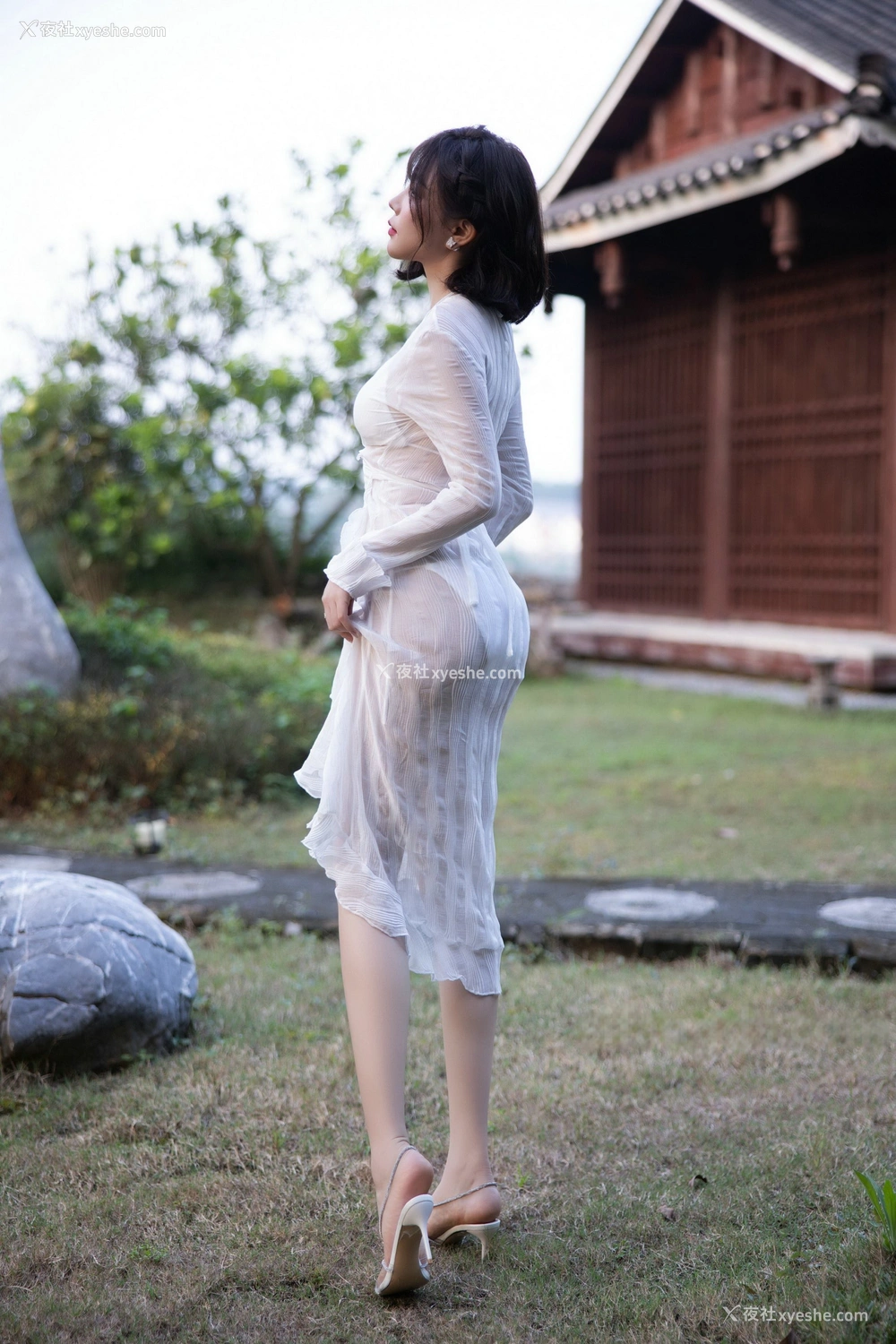 1P - 秀人网 御姐名模 徐莉芝Booty – 内购无水印《白裙与绿叶的浪漫》 [84P]