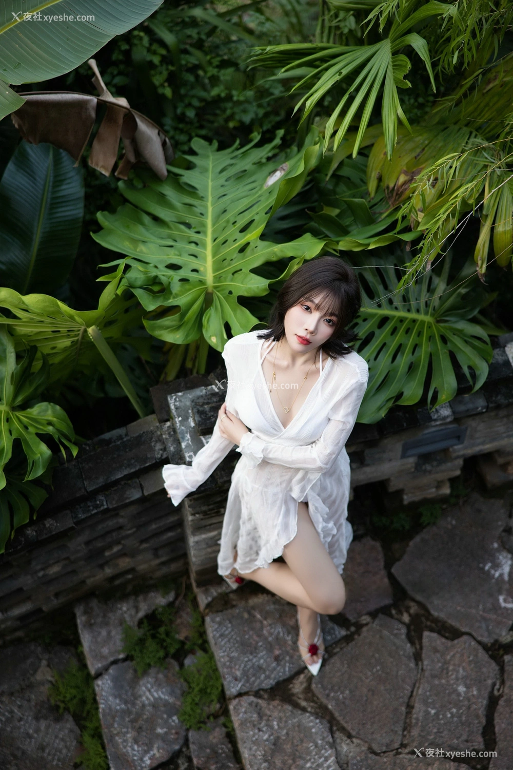 1P - 秀人网 御姐名模 徐莉芝Booty – 内购无水印《白裙与绿叶的浪漫》 [84P]