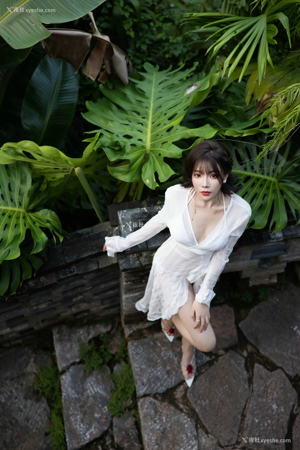 1P - 秀人网 御姐名模 徐莉芝Booty – 内购无水印《白裙与绿叶的浪漫》 [84P]