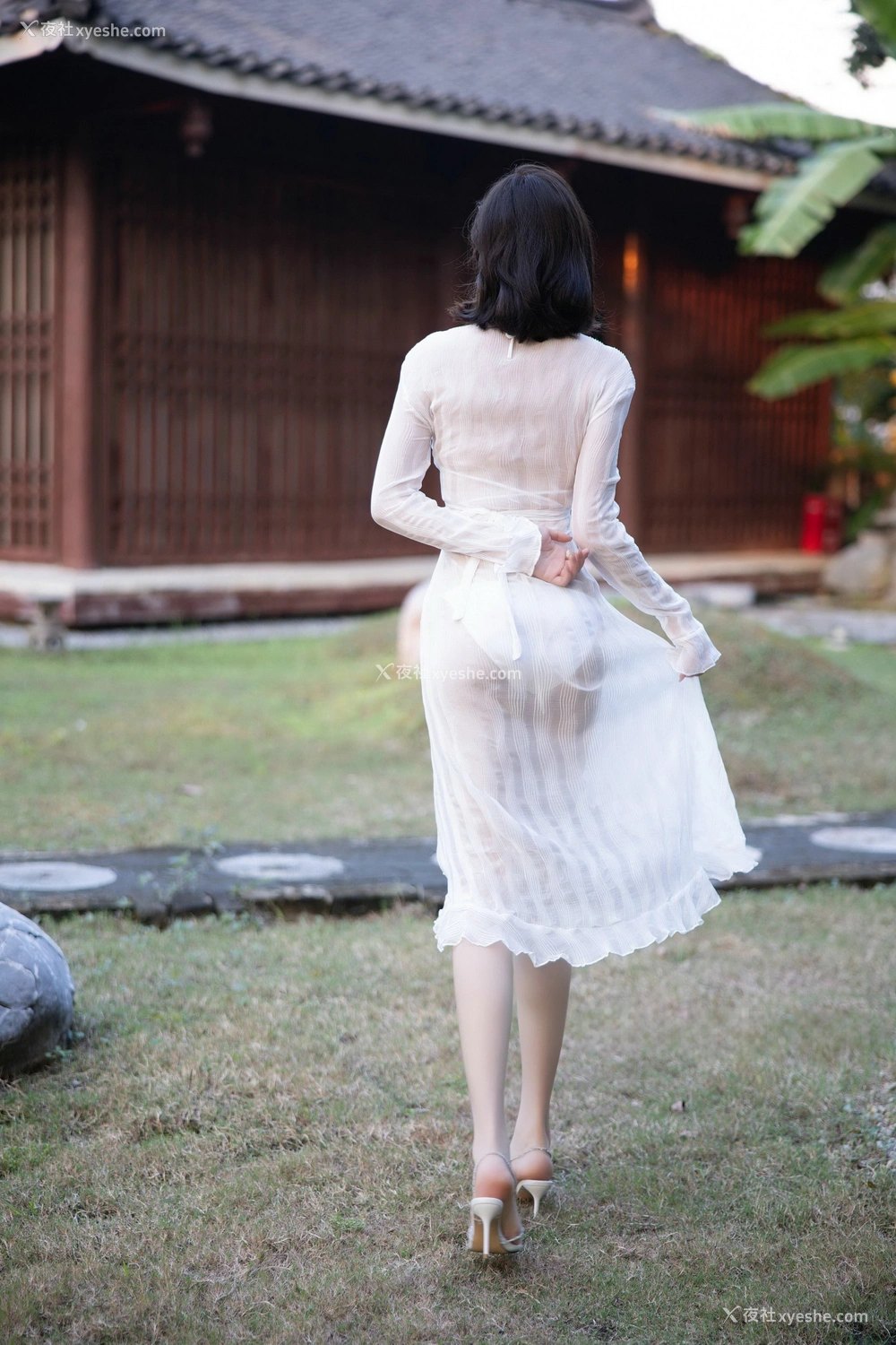 1P - 秀人网 御姐名模 徐莉芝Booty – 内购无水印《白裙与绿叶的浪漫》 [84P]