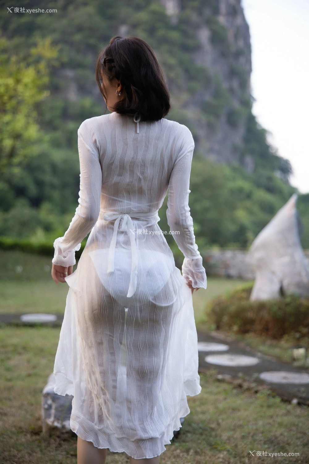 1P - 秀人网 御姐名模 徐莉芝Booty – 内购无水印《白裙与绿叶的浪漫》 [84P]