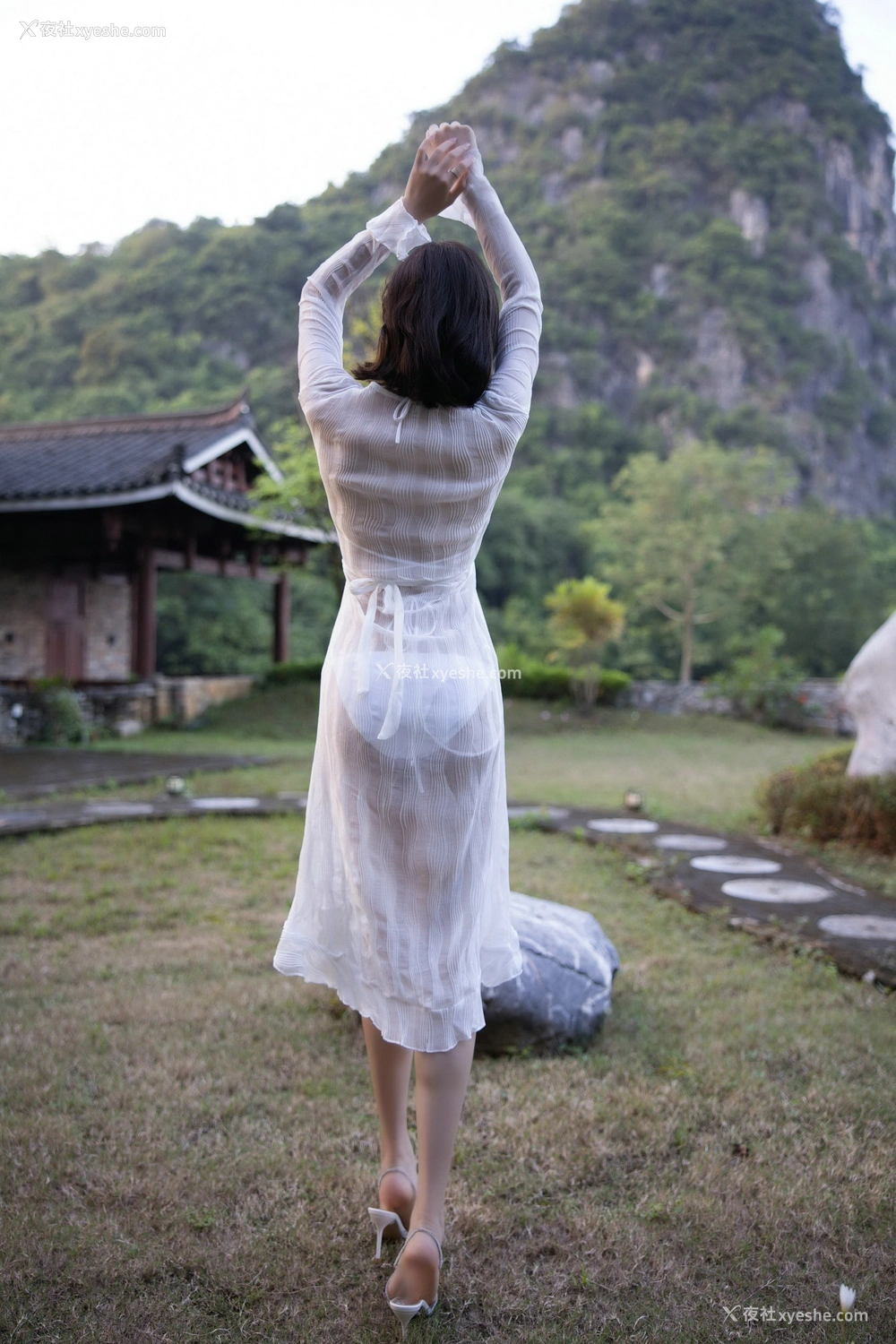 1P - 秀人网 御姐名模 徐莉芝Booty – 内购无水印《白裙与绿叶的浪漫》 [84P]