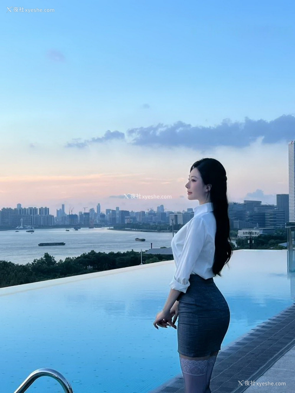 1P - 秀人网 美女名模 小逗逗 – 内购最新不上架无水印《武士与花的幻想》 [160P]
