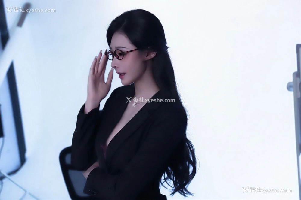 1P - 秀人网 美女名模 小逗逗 – 内购最新不上架无水印《武士与花的幻想》 [160P]