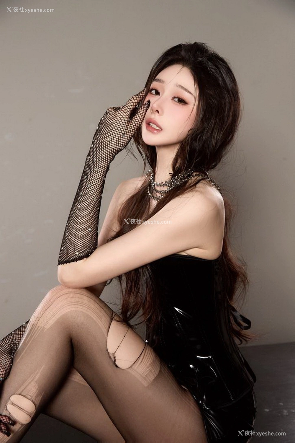 1P - 秀人网 美女名模 小逗逗 – 内购最新不上架无水印《武士与花的幻想》 [160P]
