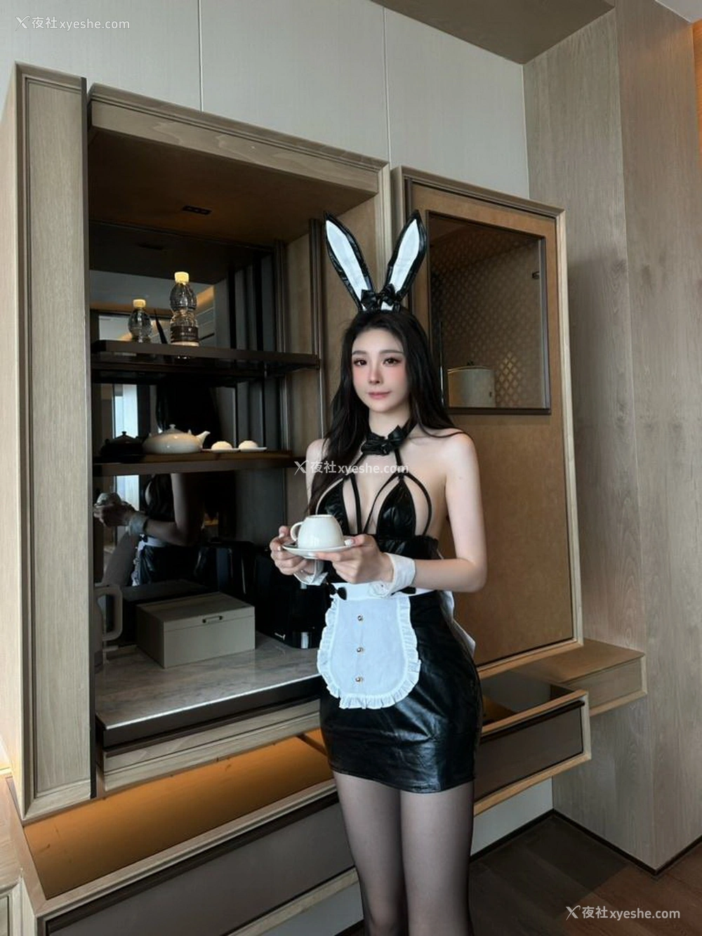 1P - 秀人网 美女名模 小逗逗 – 内购最新不上架无水印《武士与花的幻想》 [160P]