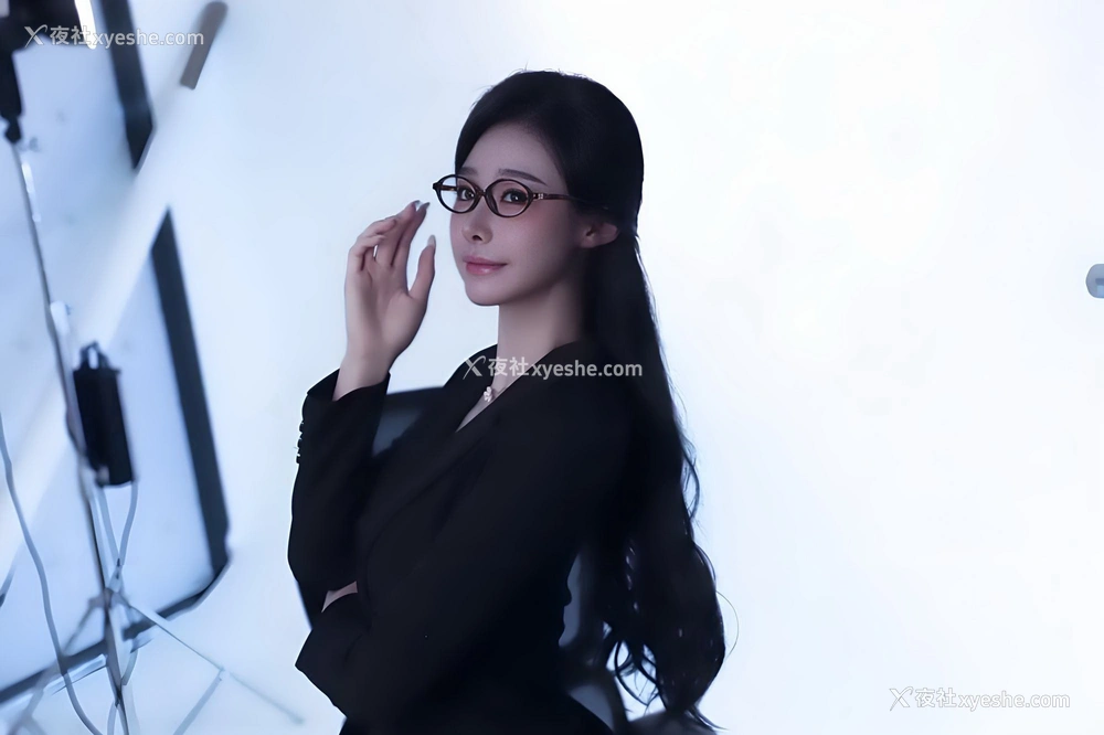1P - 秀人网 美女名模 小逗逗 – 内购最新不上架无水印《武士与花的幻想》 [160P]