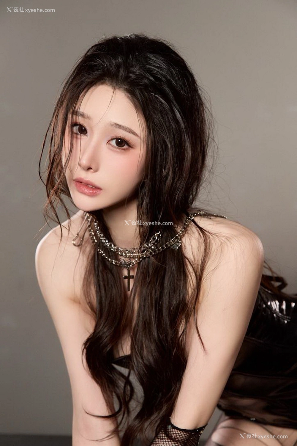 1P - 秀人网 美女名模 小逗逗 – 内购最新不上架无水印《武士与花的幻想》 [160P]
