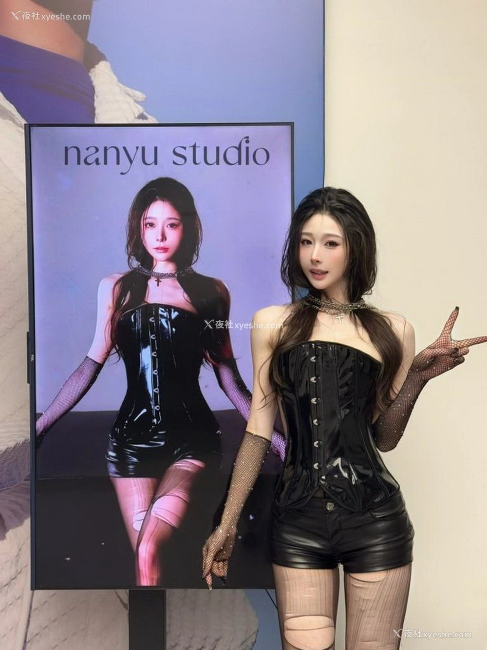 1P - 秀人网 美女名模 小逗逗 – 内购最新不上架无水印《武士与花的幻想》 [160P]