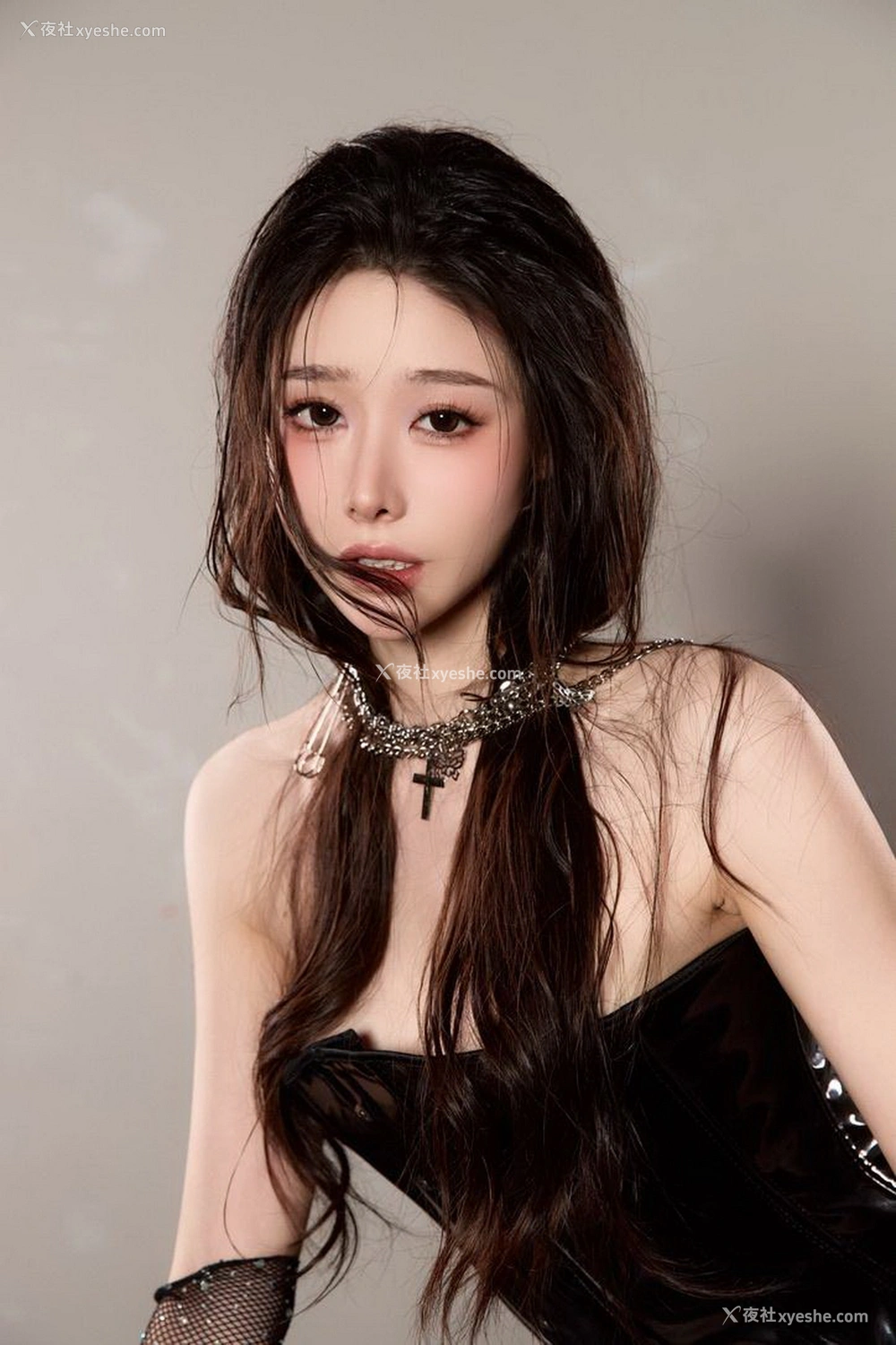 1P - 秀人网 美女名模 小逗逗 – 内购最新不上架无水印《武士与花的幻想》 [160P]
