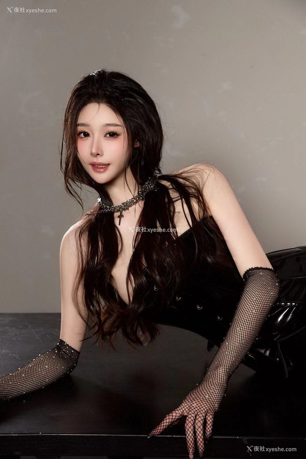 1P - 秀人网 美女名模 小逗逗 – 内购最新不上架无水印《武士与花的幻想》 [160P]