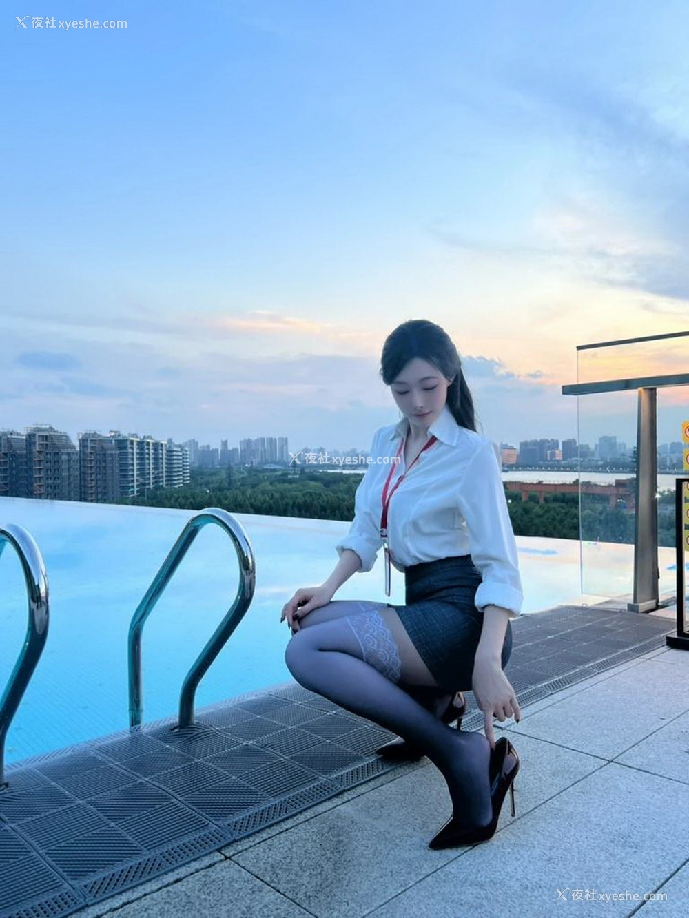 1P - 秀人网 美女名模 小逗逗 – 内购最新不上架无水印《武士与花的幻想》 [160P]