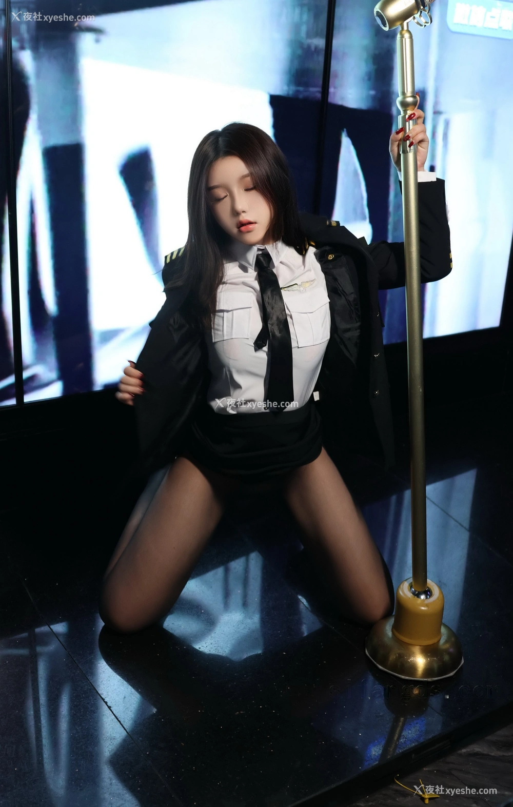 1P - 秀人网 清纯美模 小薯条nienie – 内购不上架无水印超清版 《KTV内无内黑丝制服迷情》 [101P]