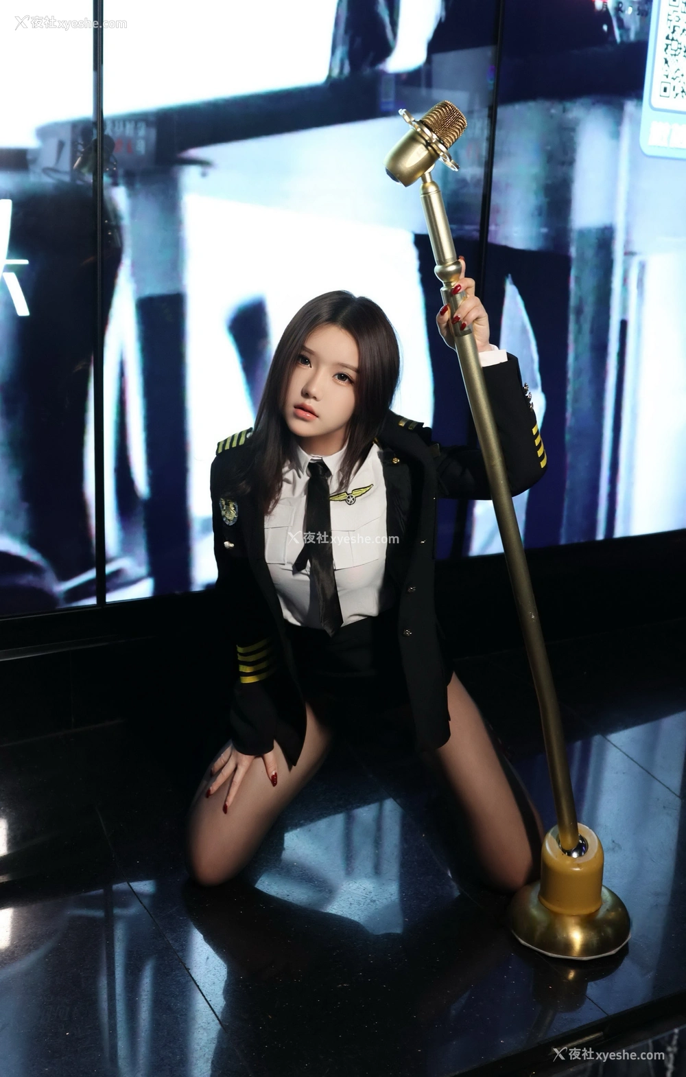 1P - 秀人网 清纯美模 小薯条nienie – 内购不上架无水印超清版 《KTV内无内黑丝制服迷情》 [101P]