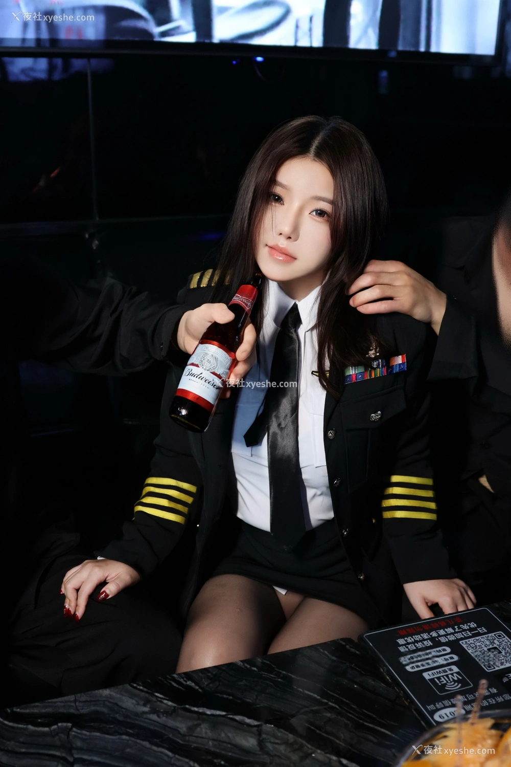 1P - 秀人网 清纯美模 小薯条nienie – 内购不上架无水印超清版 《KTV内无内黑丝制服迷情》 [101P]